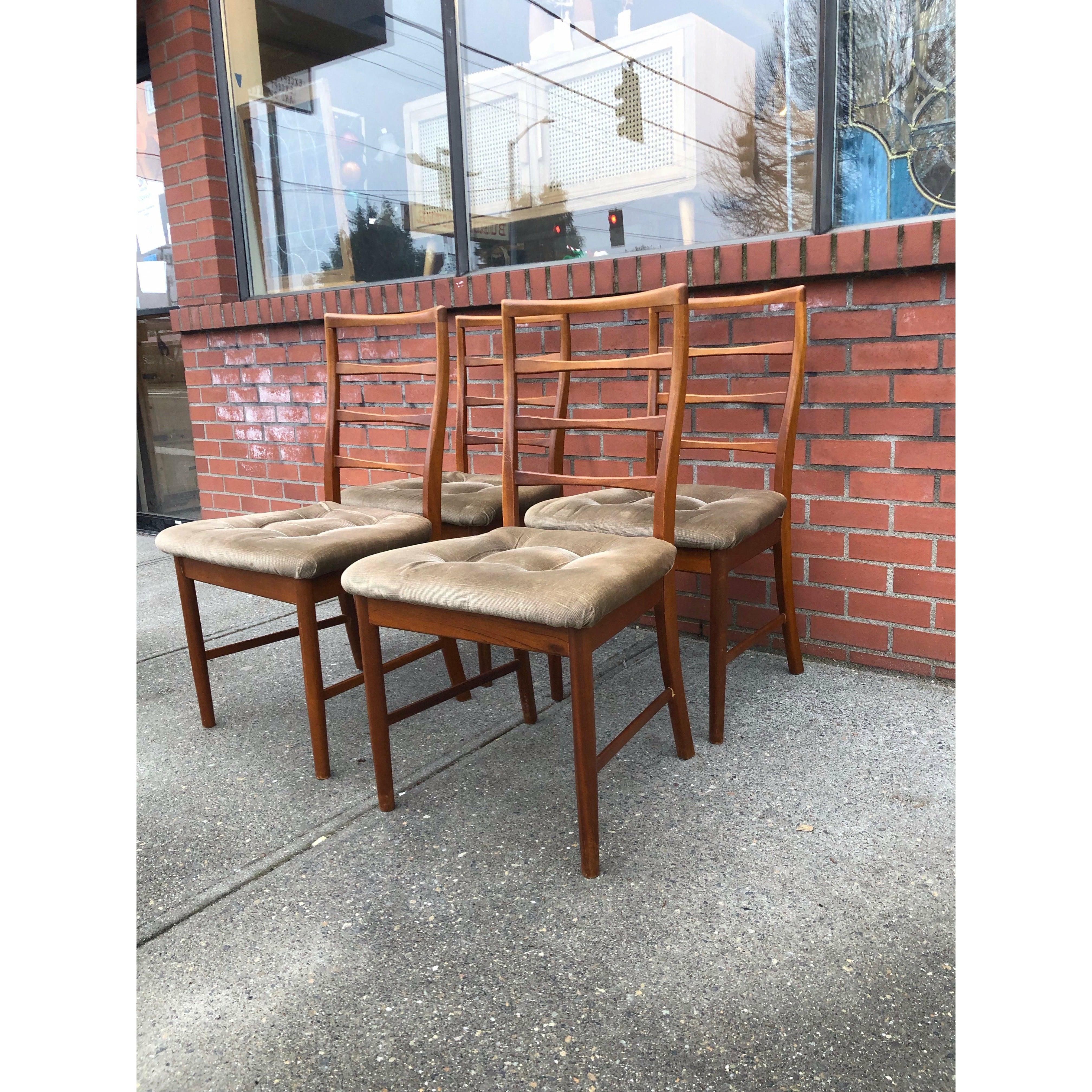 Mid-Century moderno Sedie da pranzo d'epoca in stile moderno danese della metà del secolo scorso. Set di 4. Importazione dal Regno Unito in vendita