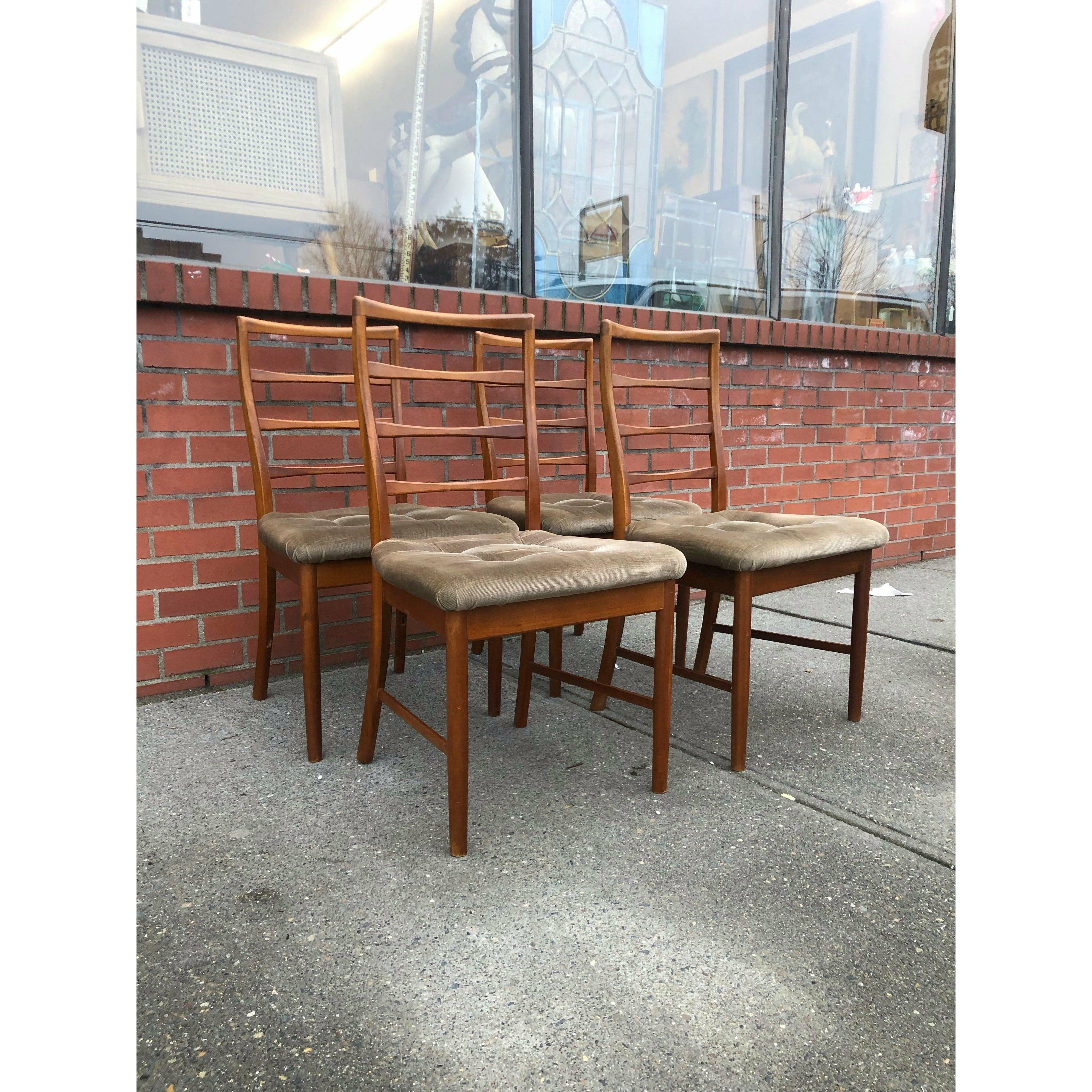 Legno Sedie da pranzo d'epoca in stile moderno danese della metà del secolo scorso. Set di 4. Importazione dal Regno Unito in vendita