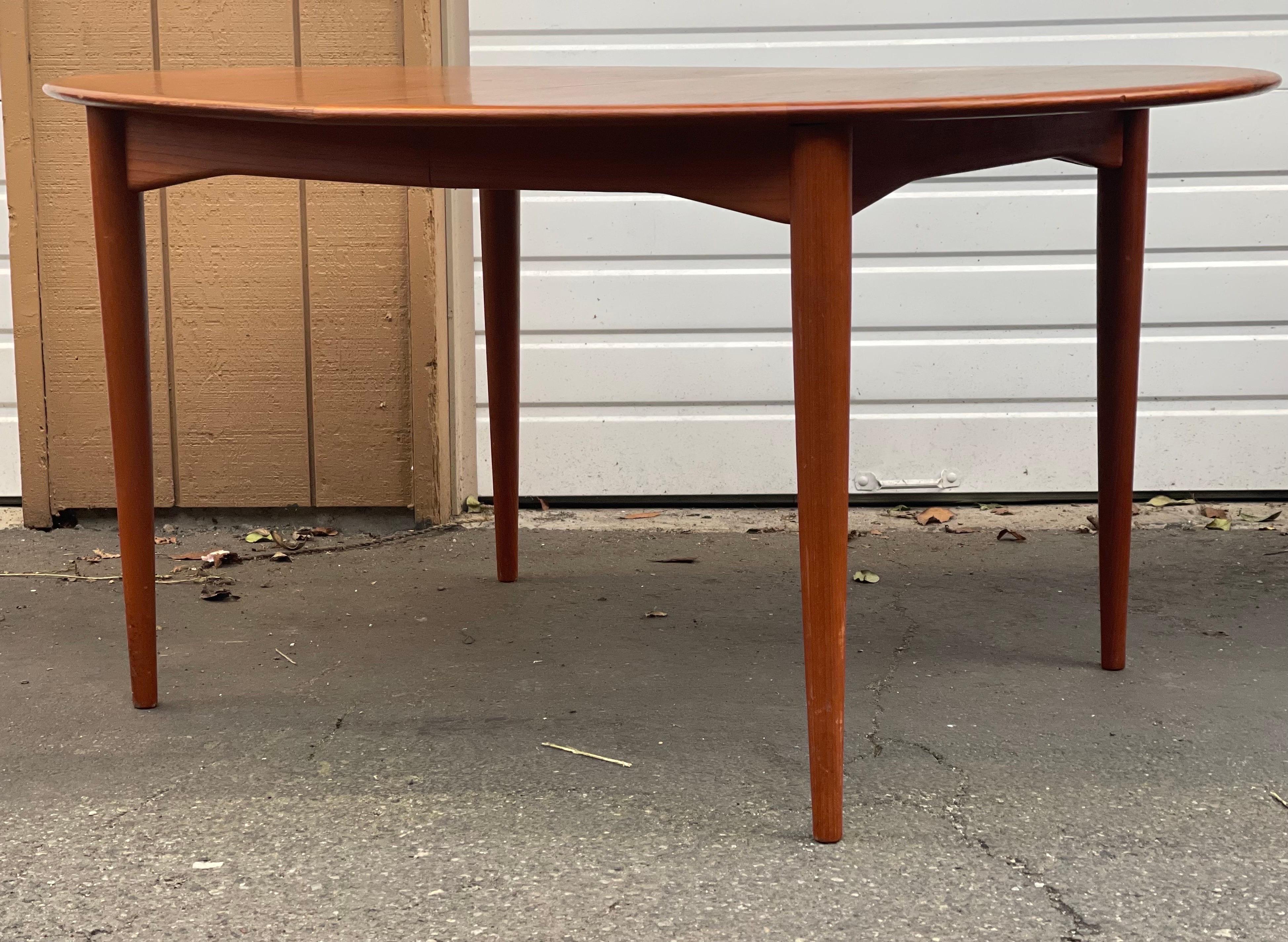 Vintage Mid-Century Modern Dining Table UK Import In Good Condition In Seattle, WA