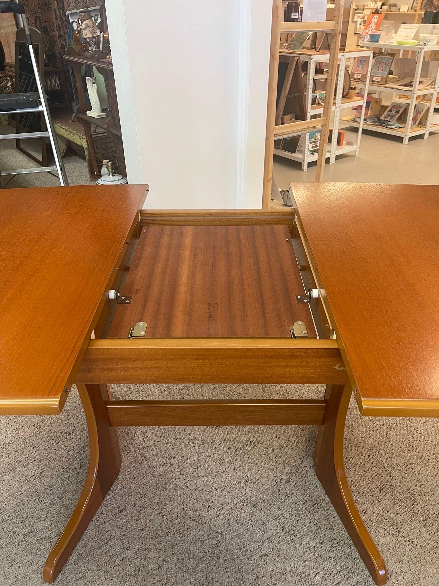 Vintage Mid Century Modern Dining Table With Butterfly Leaf Insert For Sale 3