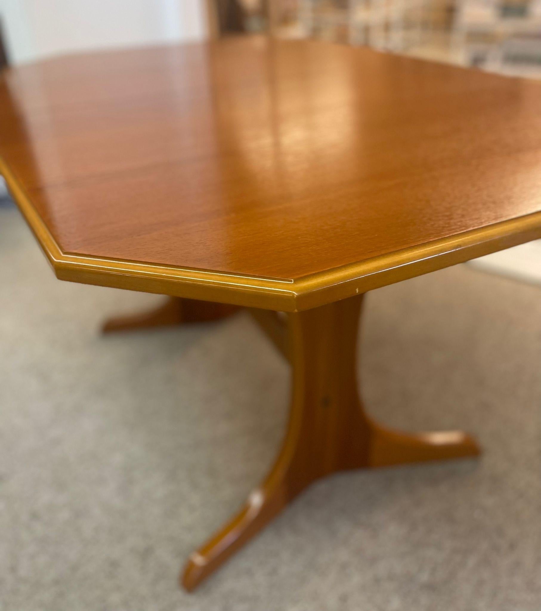 Mid-Century Modern Vintage Mid Century Modern Dining Table With Butterfly Leaf Insert For Sale