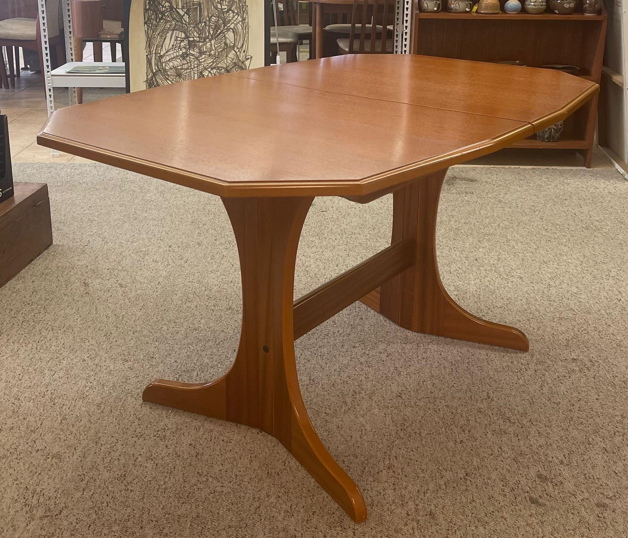 Late 20th Century Vintage Mid Century Modern Dining Table With Butterfly Leaf Insert For Sale