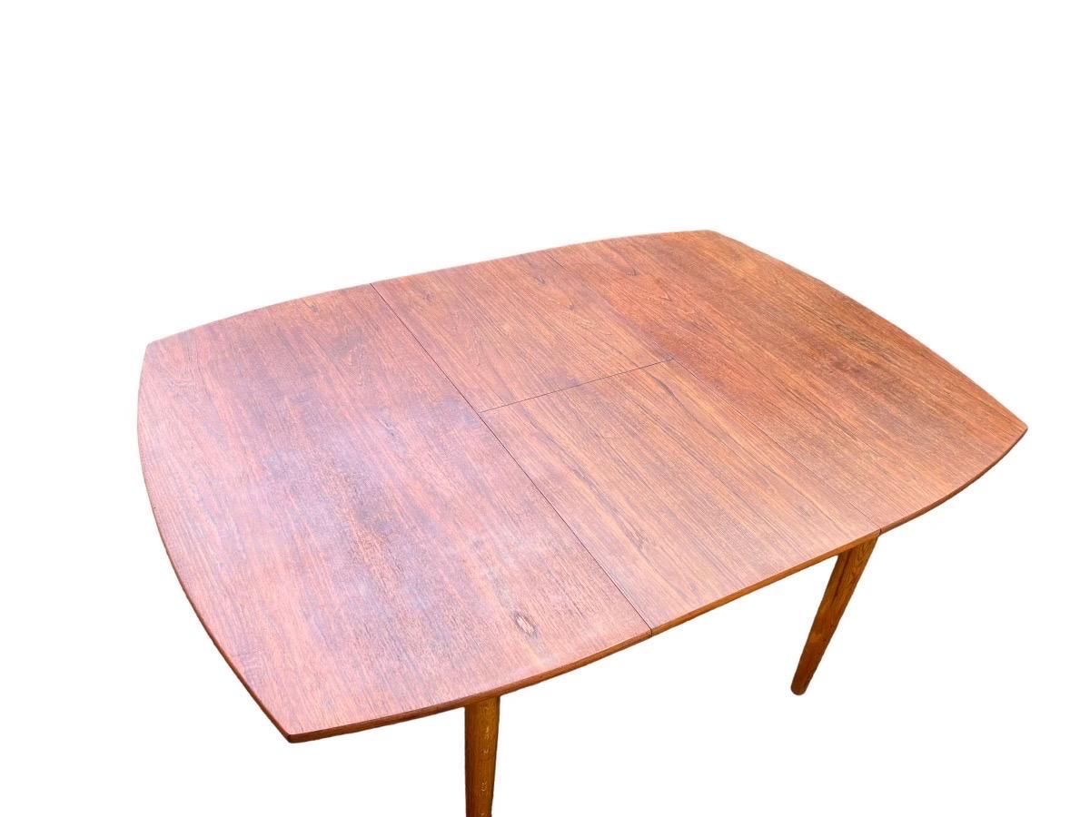 Vintage Mid-Century Modern Dining Table with Butterfly Leaf Extensions In Good Condition In Seattle, WA