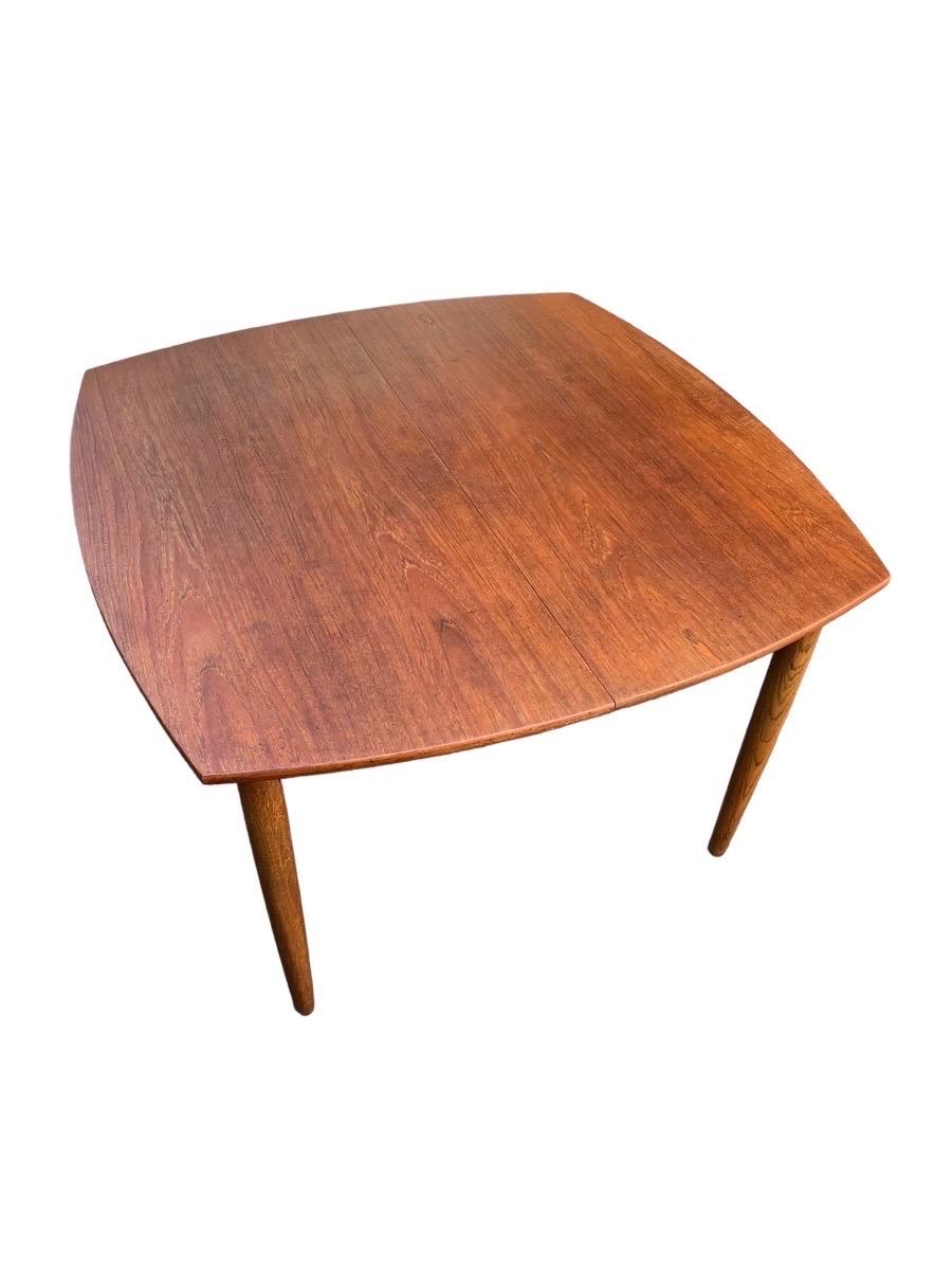 Late 20th Century Vintage Mid-Century Modern Dining Table with Butterfly Leaf Extensions