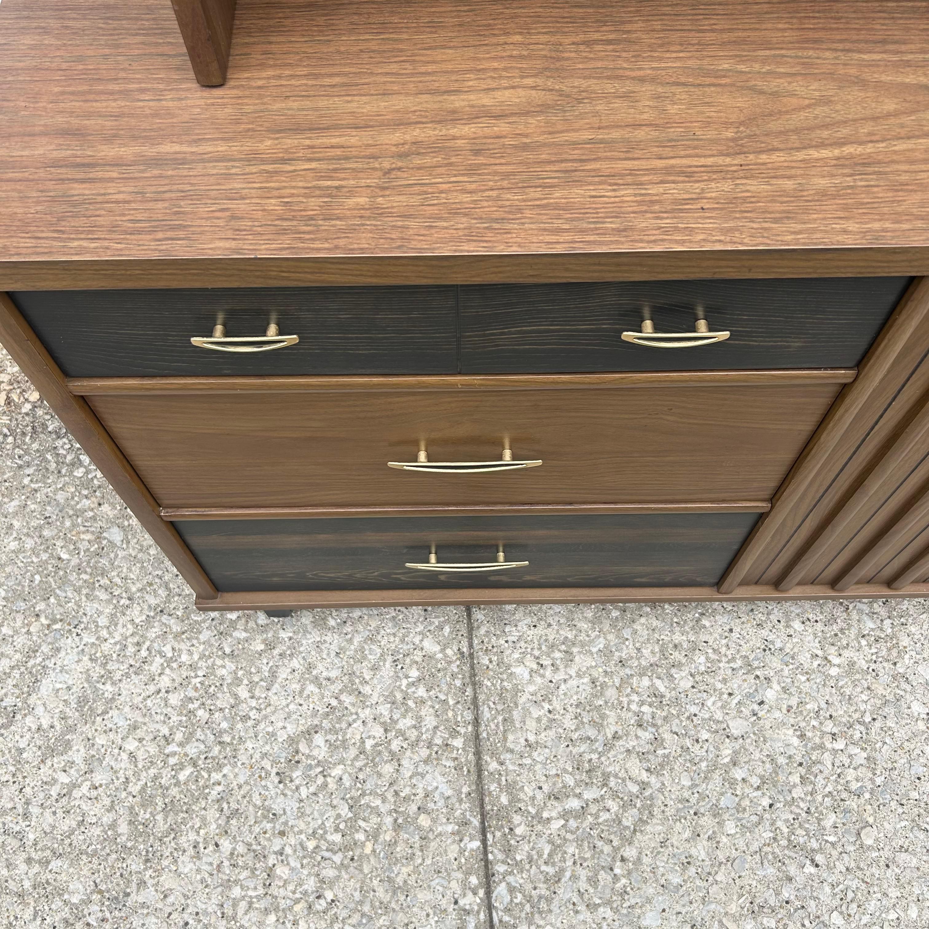 Vintage Mid-Century Modern Display China Cabinet In Good Condition For Sale In Munster, IN