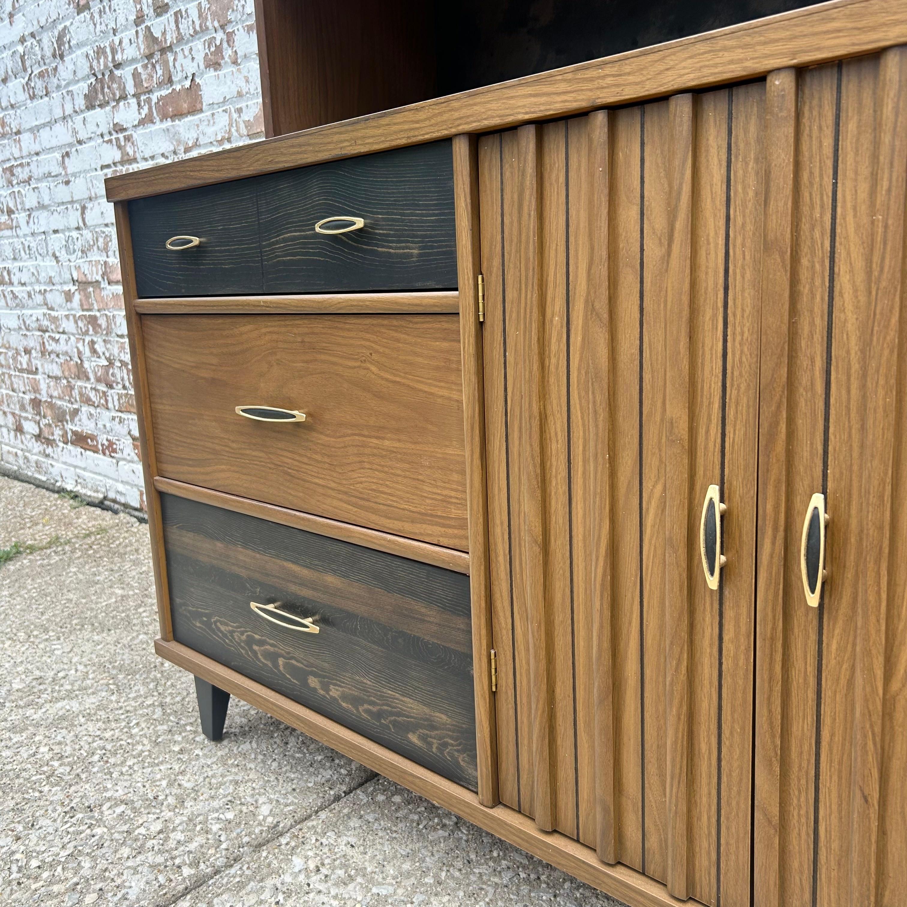 Vintage Mid-Century Modern Display China Cabinet For Sale 1