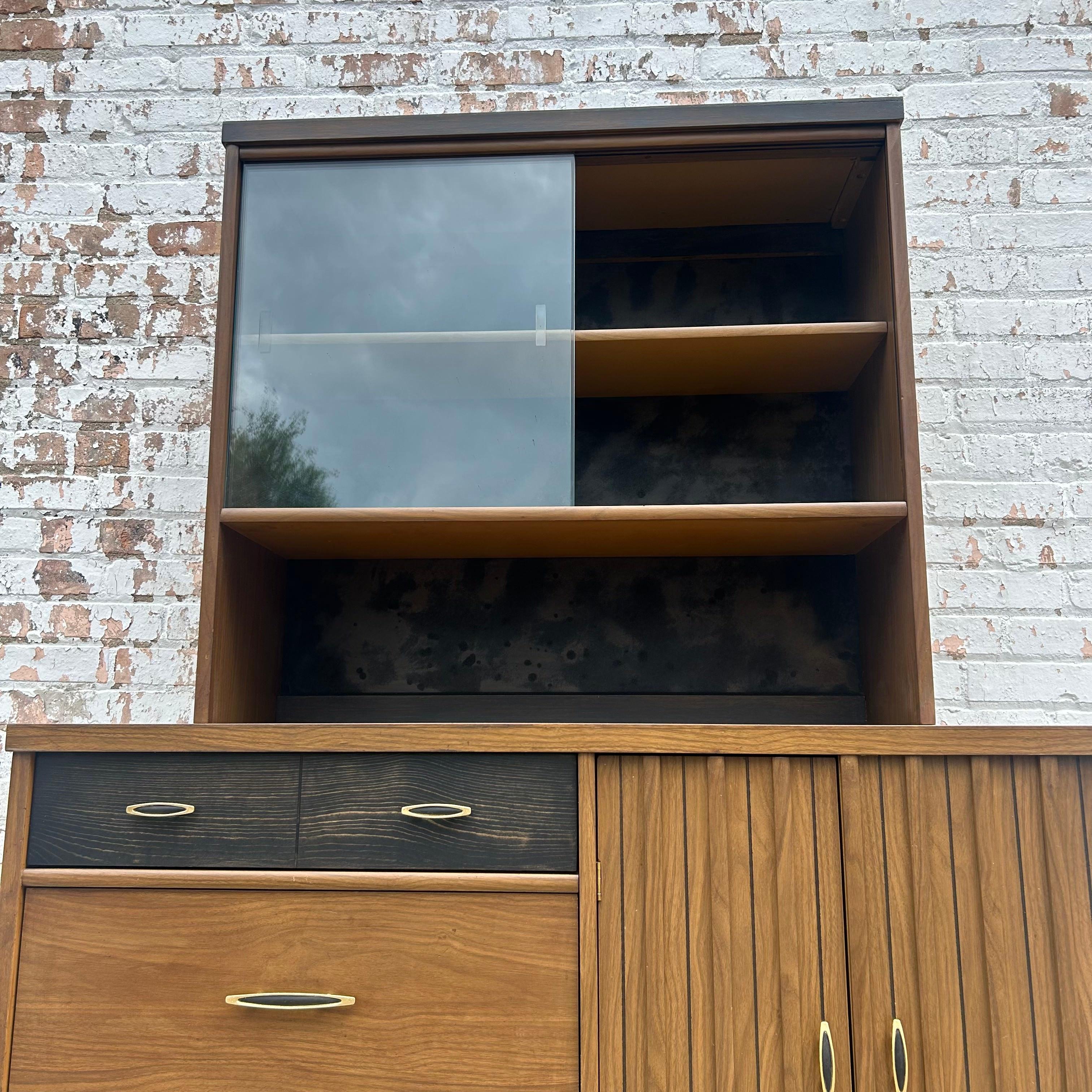 Vintage Mid-Century Modern Display China Cabinet For Sale 3