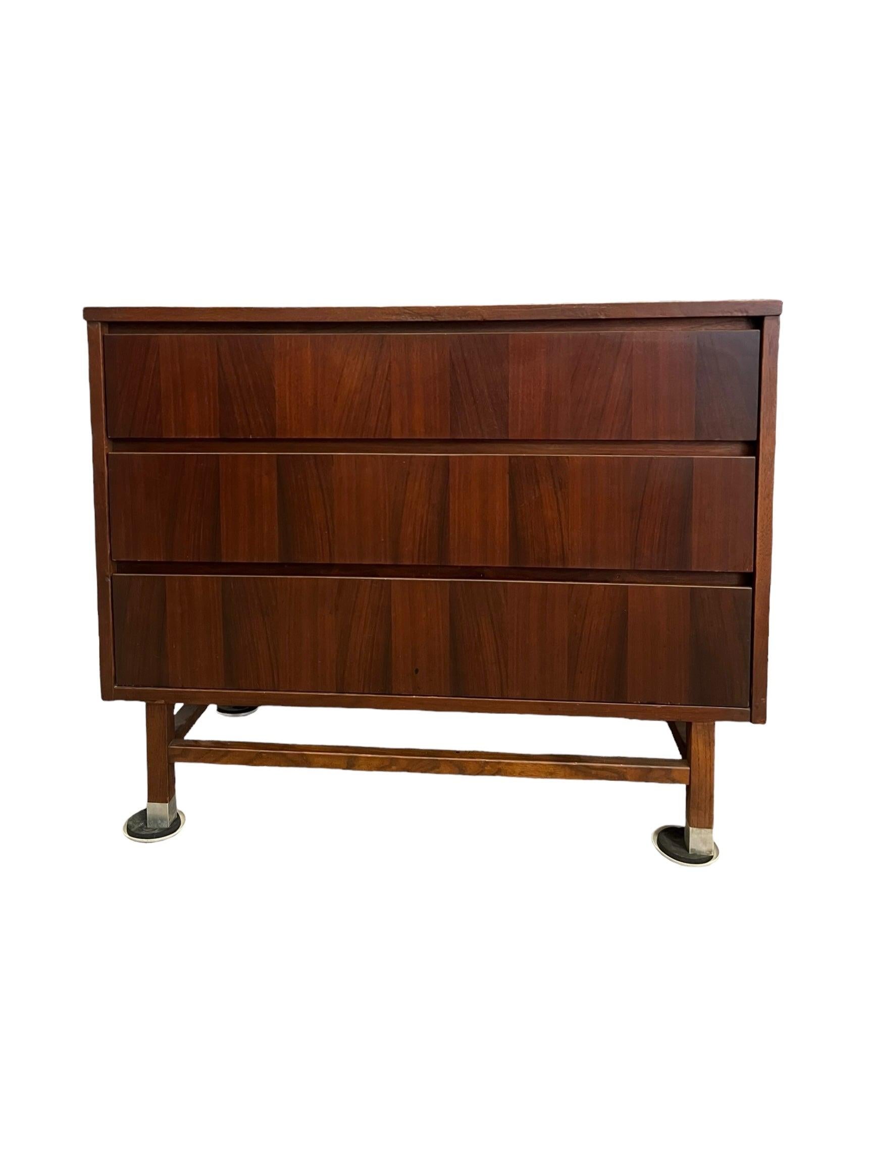 Pezzo in noce con 3 cassetti a coda di rondine e finitura originale. Mid Century Furniture di Stanley Furniture. Marchio del produttore sul lato sinistro del cassetto superiore. Condizioni vintage coerenti con l'età, come da foto. Circa anni