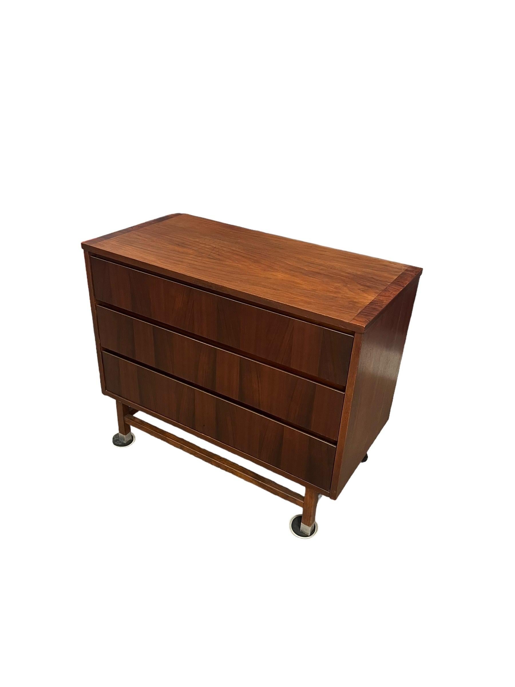 Mid-Century moderno Comò a 3 cassetti a coda di rondine Vintage Mid Century Modern di Stanley in vendita