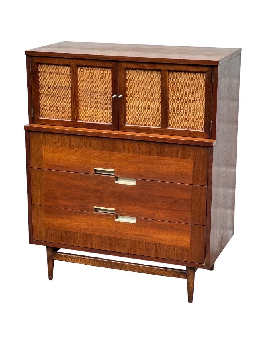 Vintage Mid-Century Modern Dresser by American Martinsville Dovetail Drawers  In Good Condition For Sale In Seattle, WA