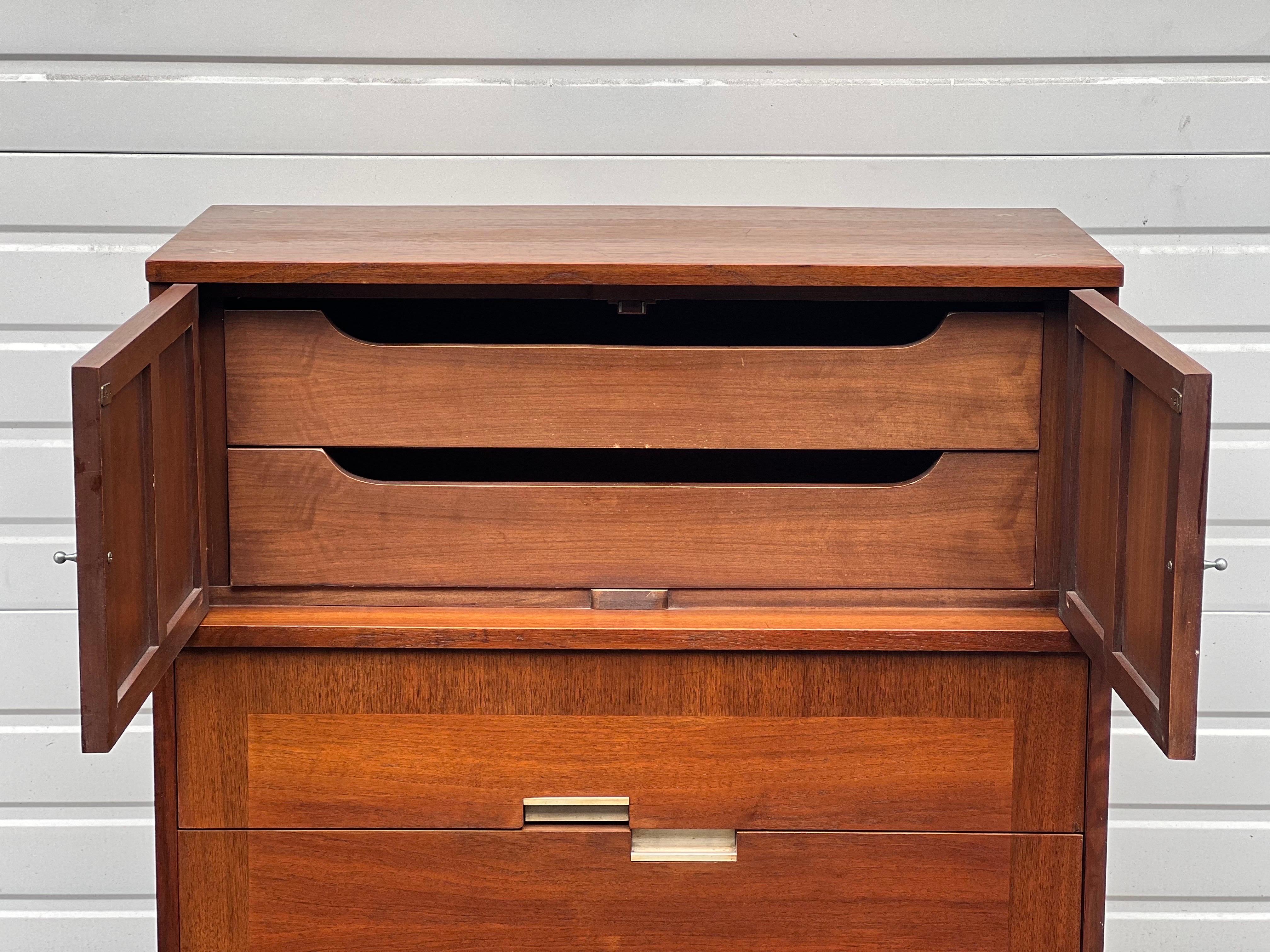 Vintage Mid-Century Modern Dresser by American Martinsville Dovetail Drawers  For Sale 1