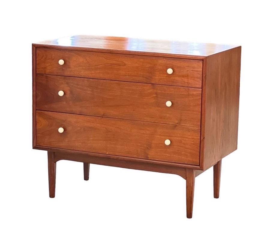 Vintage Mid Century Modern Dresser by Drexel Dovetail Details

Dimensions  36 W ; 20 D ; 32 H