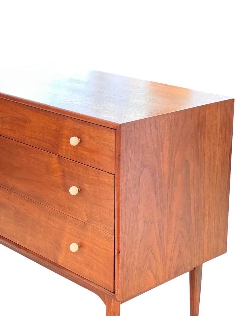 Vintage Mid Century Modern Dresser by Drexel Dovetail Details In Good Condition For Sale In Seattle, WA