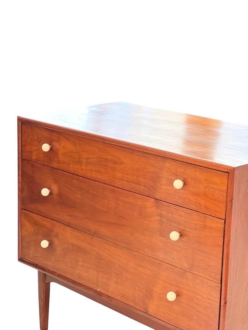 Late 20th Century Vintage Mid Century Modern Dresser by Drexel Dovetail Details For Sale