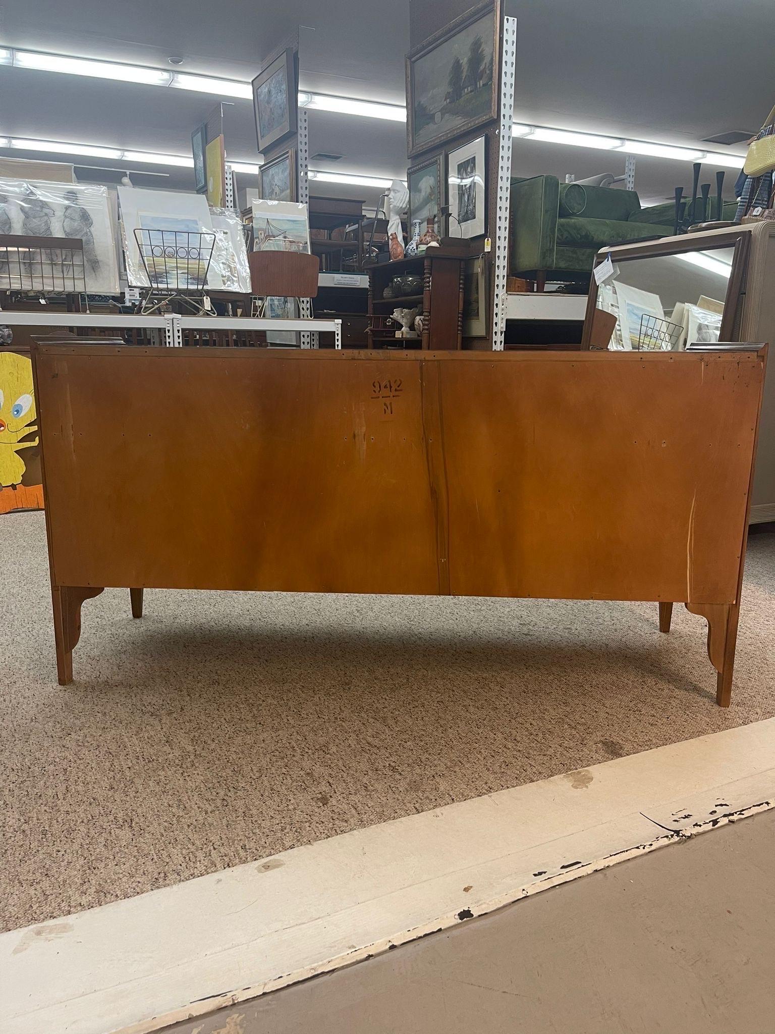 Vintage Mid Century Modern Dresser by United. In Good Condition For Sale In Seattle, WA