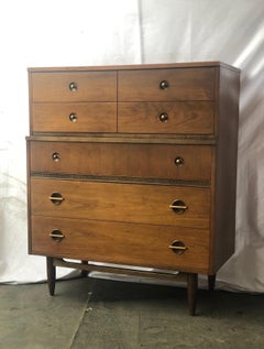 Vintage Mid Century Modern Highboy Walnut Toned Dresser With 5 drawer Storage.
