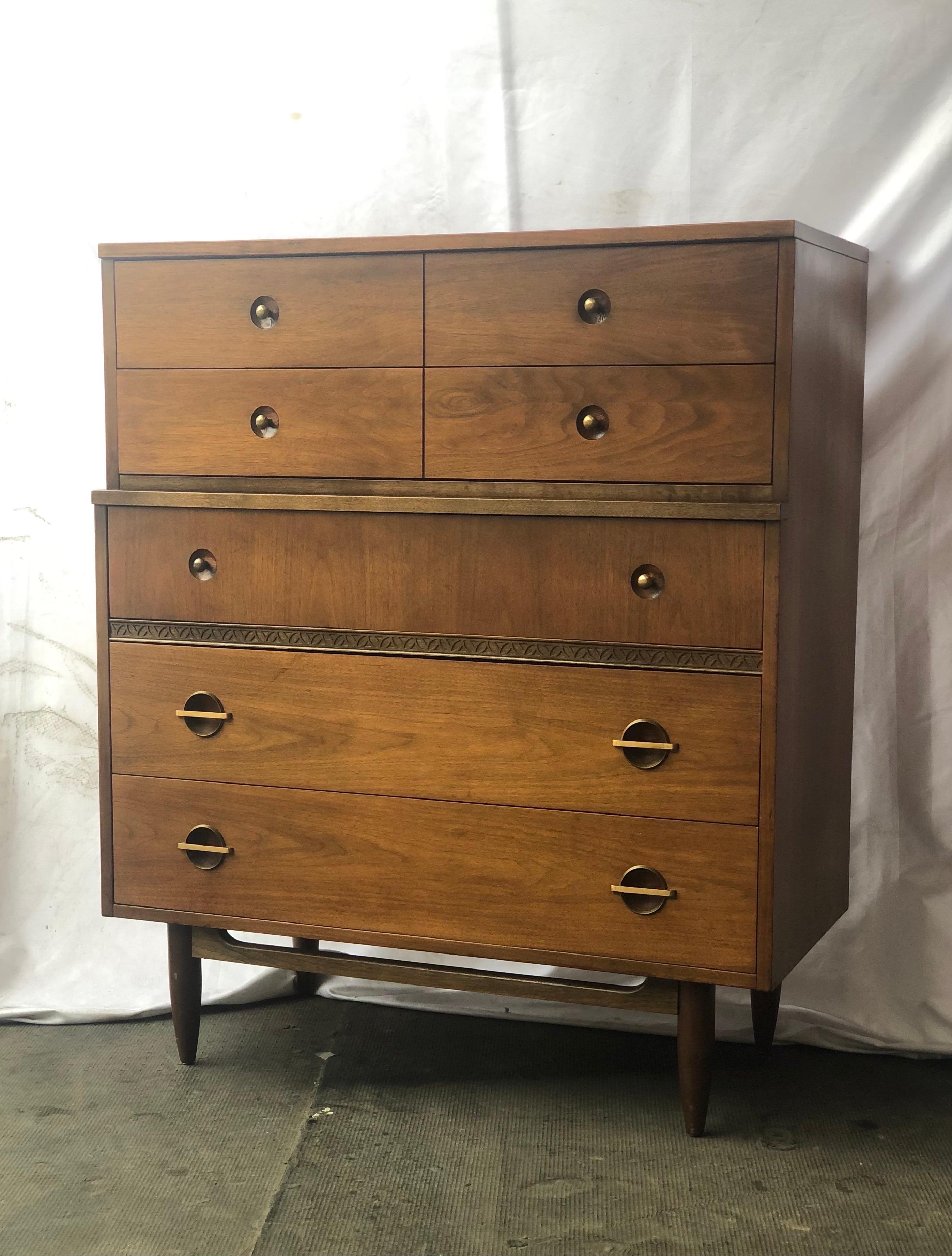 Vintage Mid-Century Modern Dresser Cabinet Storage Drawers In Good Condition For Sale In Seattle, WA