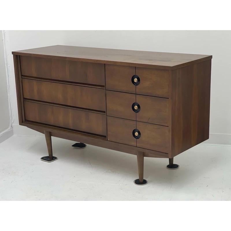 Vintage Mid Century Modern Dresser Cabinet Storage Drawers  In Good Condition For Sale In Seattle, WA