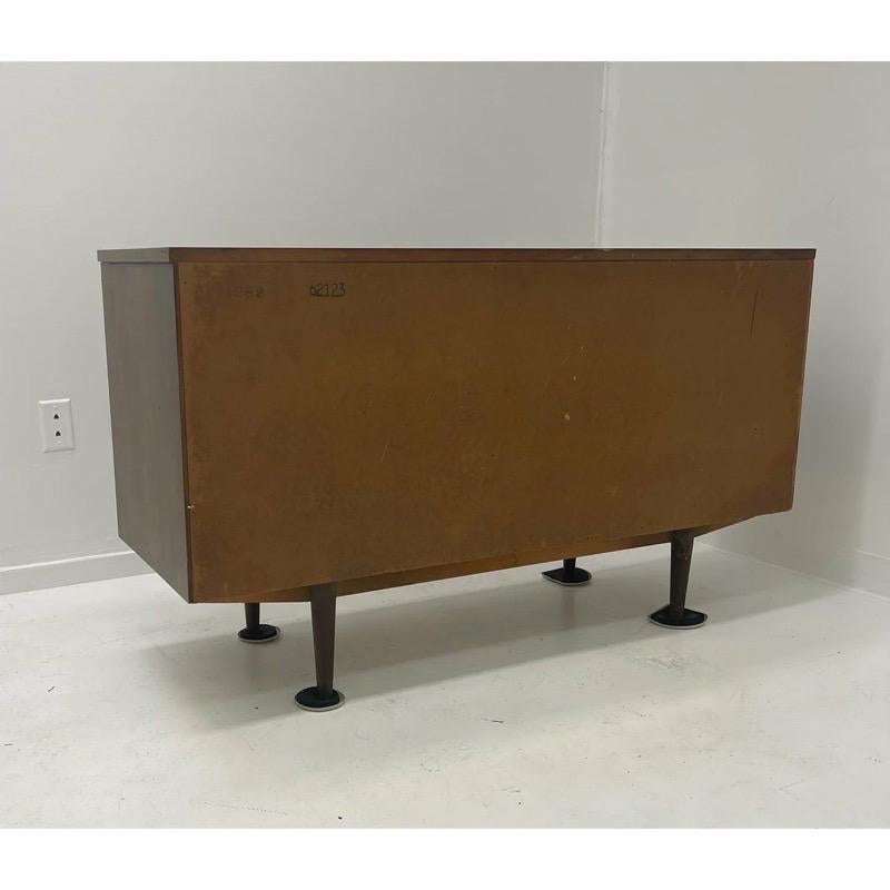 Fin du 20e siècle Vintage Mid Century Modern Dresser Cabinet Storage Drawers (tiroirs de rangement)  en vente