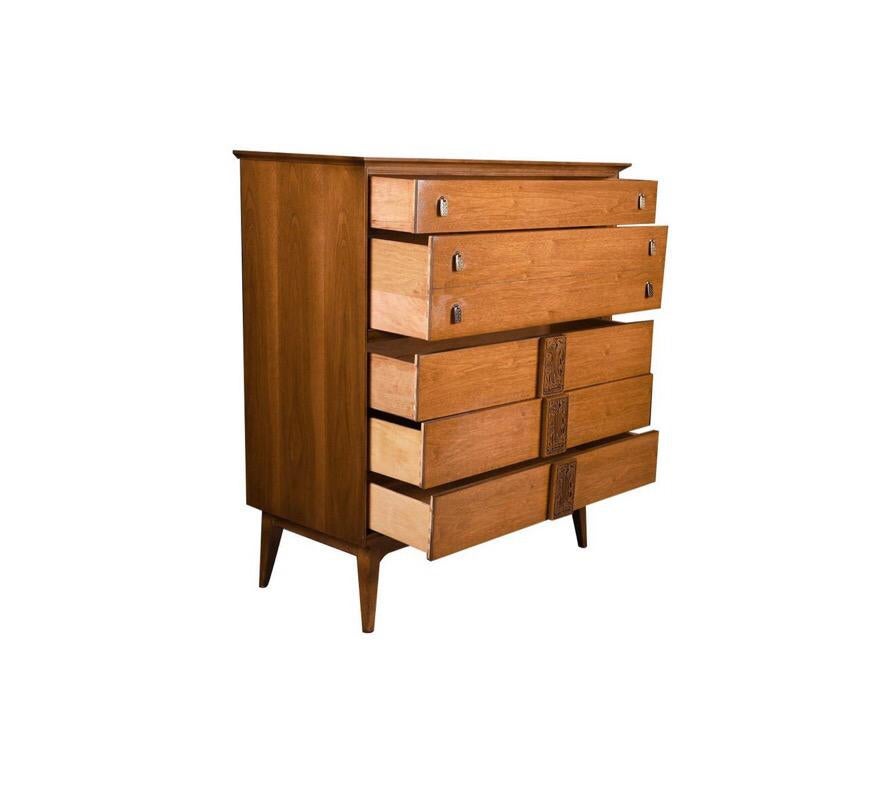 Vintage Mid-Century Modern Dresser Cabinet Storage Drawers with End Table Stand  In Good Condition For Sale In Seattle, WA