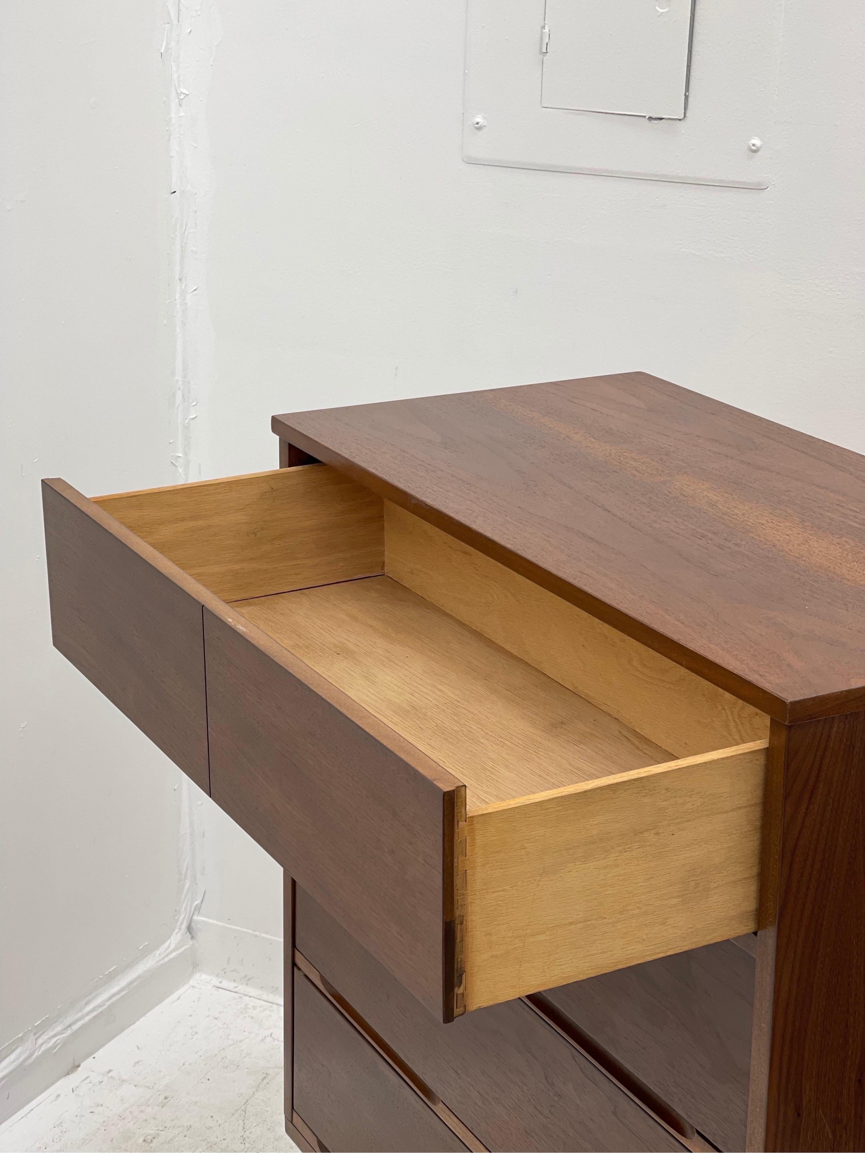 Vintage Mid-Century Modern Dresser Dovetail Drawers Cabinet Storage In Good Condition In Seattle, WA