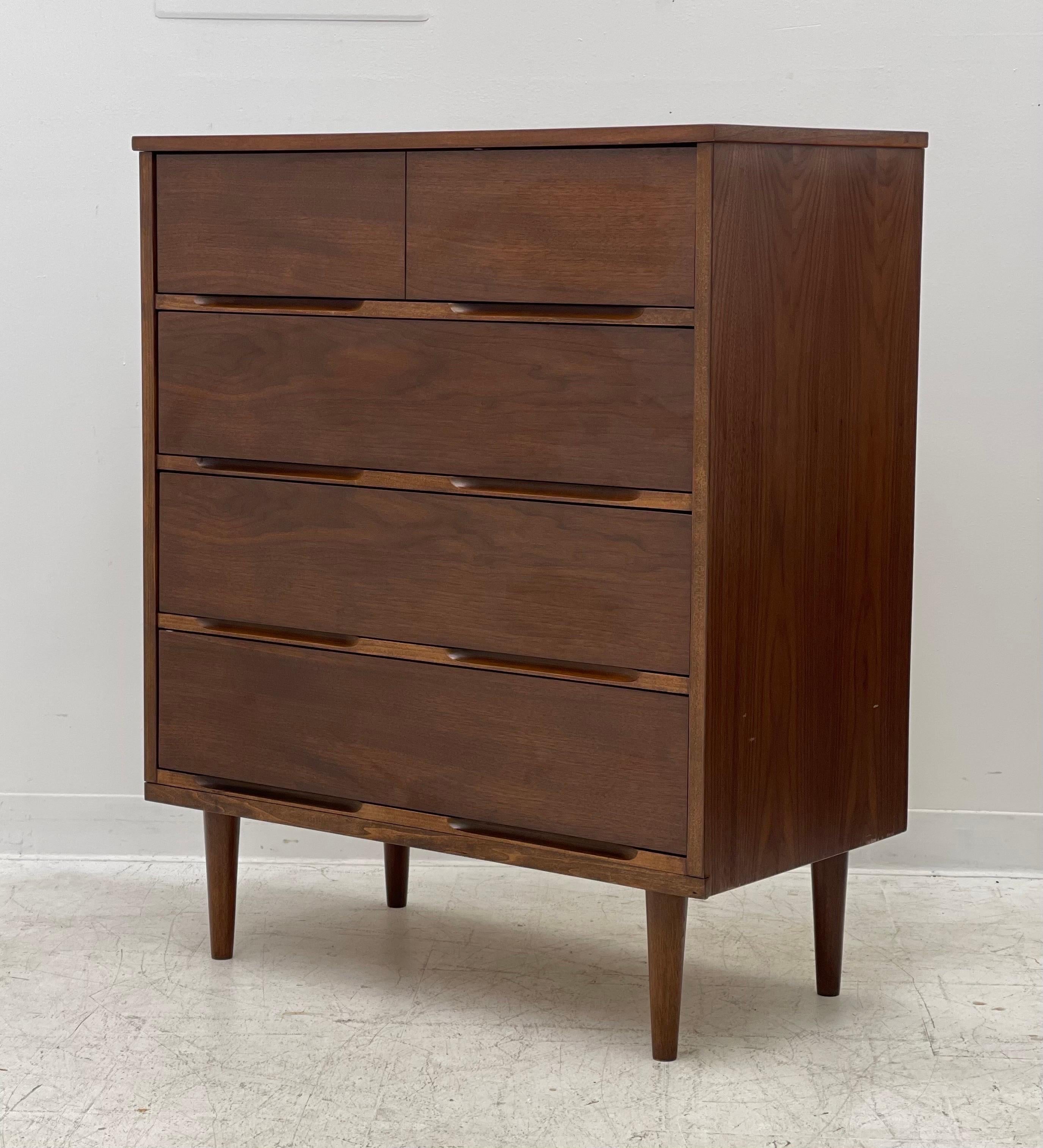 Mid-20th Century Vintage Mid-Century Modern Dresser Dovetail Drawers Cabinet Storage