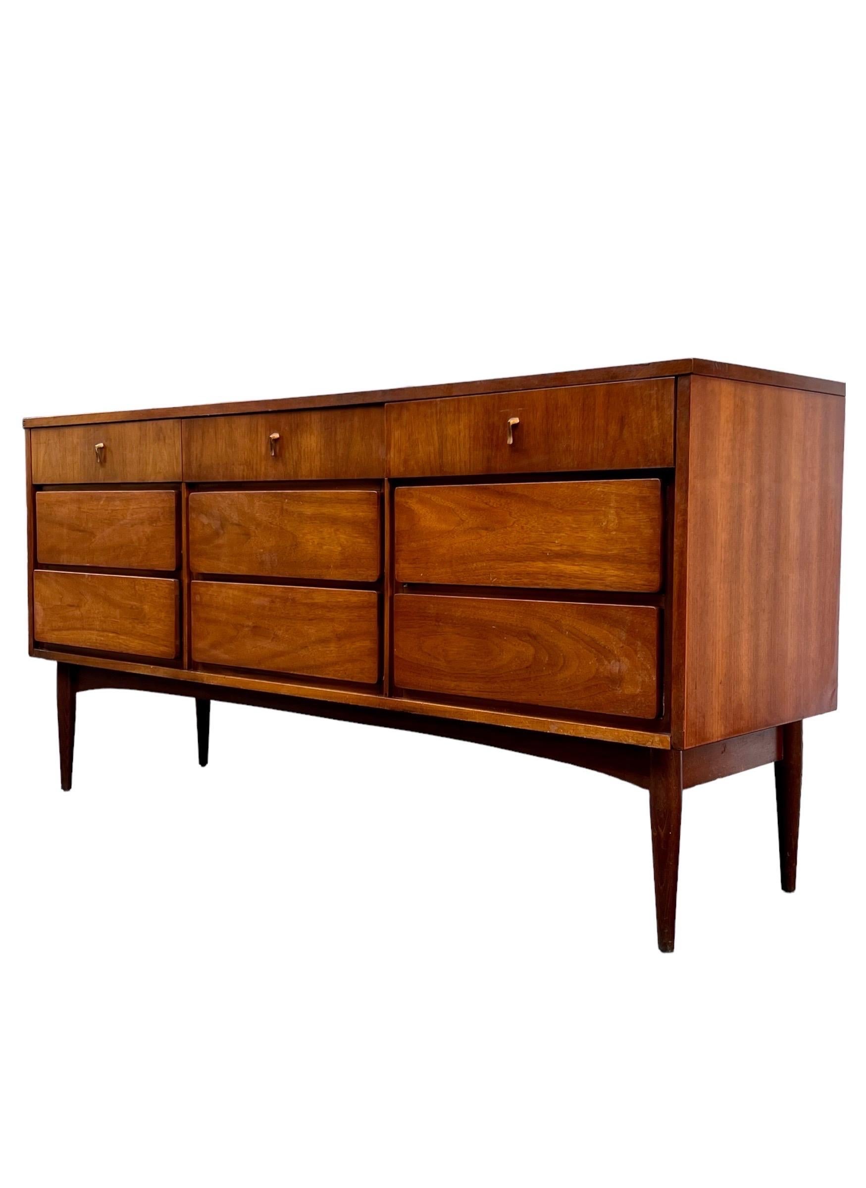 Vintage Mid Century Modern Dresser Dovetail Drawers For Sale at 1stDibs