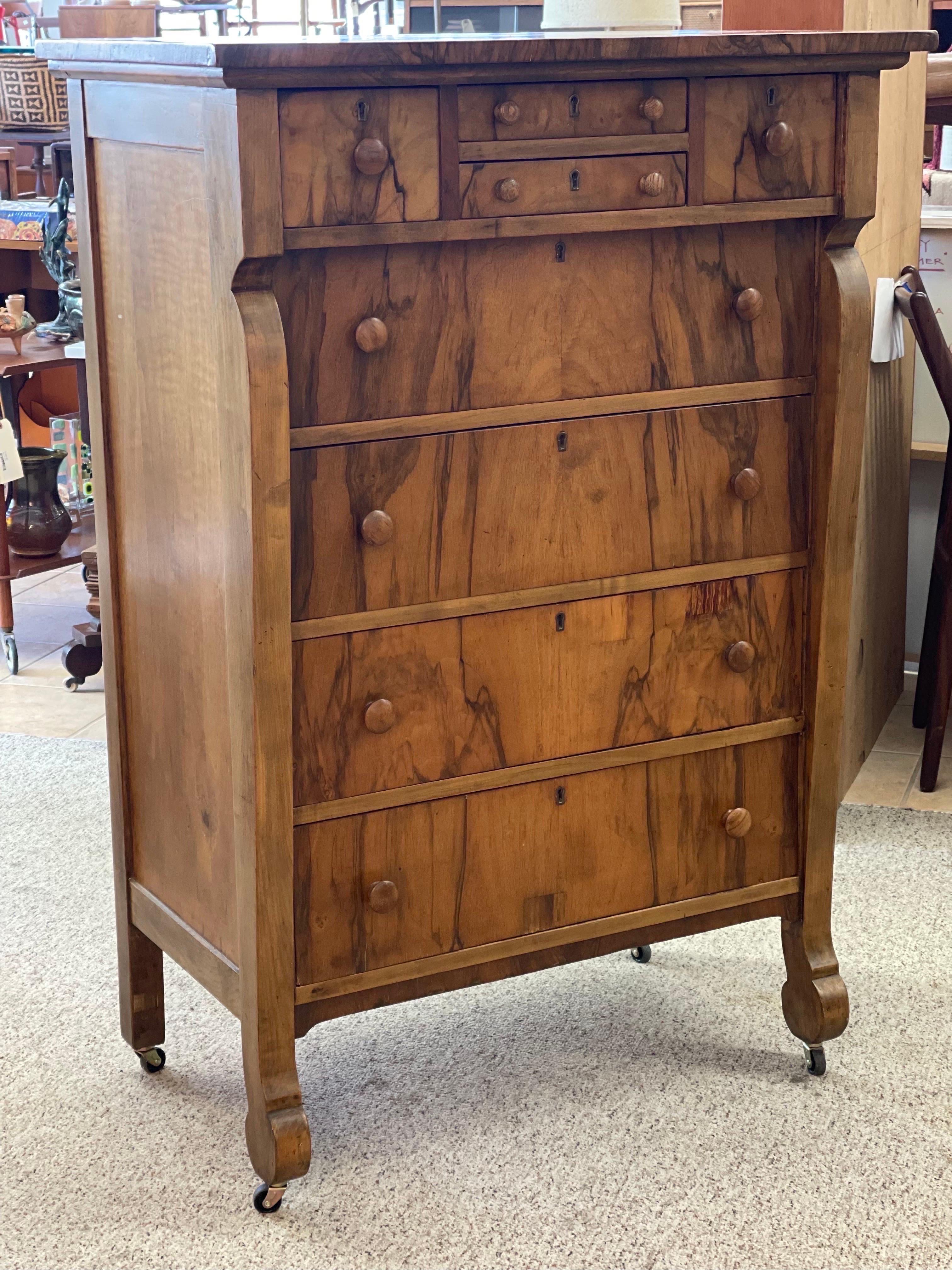 Vintage Mid-Century Modern Dresser. Dovetail Drawers In Good Condition In Seattle, WA