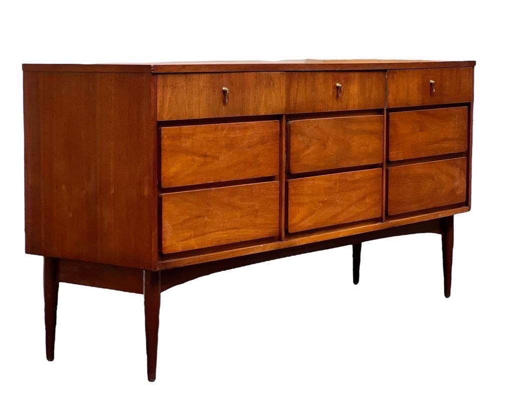 Vintage Mid Century Modern Dresser Dovetail Drawers For Sale at 1stDibs