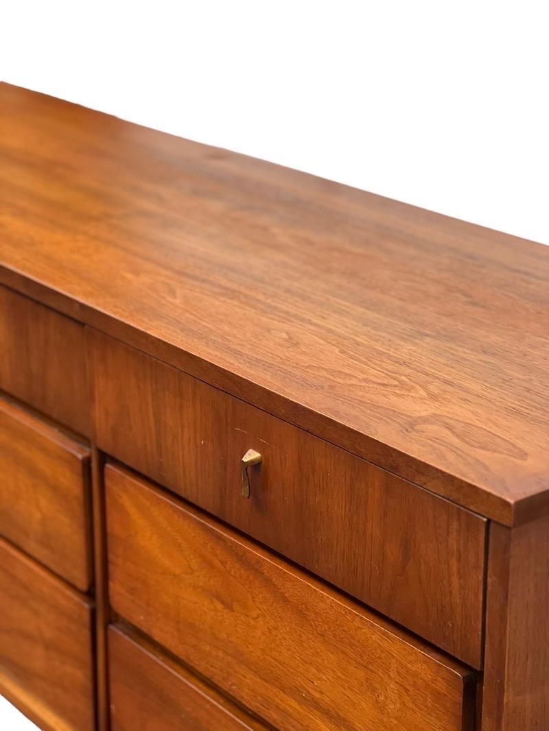 Vintage Mid Century Modern Dresser Dovetail Drawers For Sale at 1stDibs