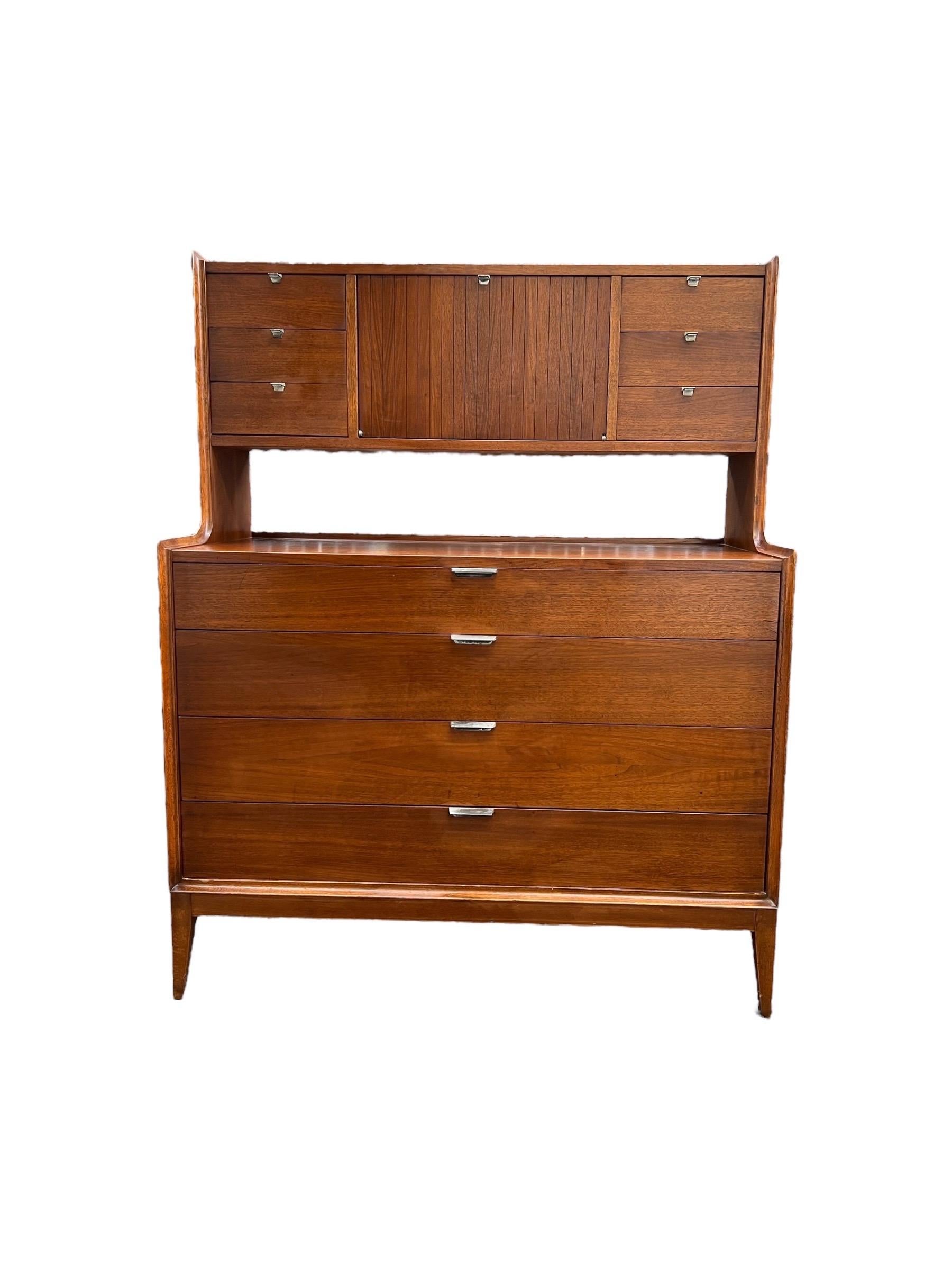 Mid-Century Modern Vintage Mid Century Modern Dresser Dovetailed Drawers Arthur Umanoff 
 For Sale