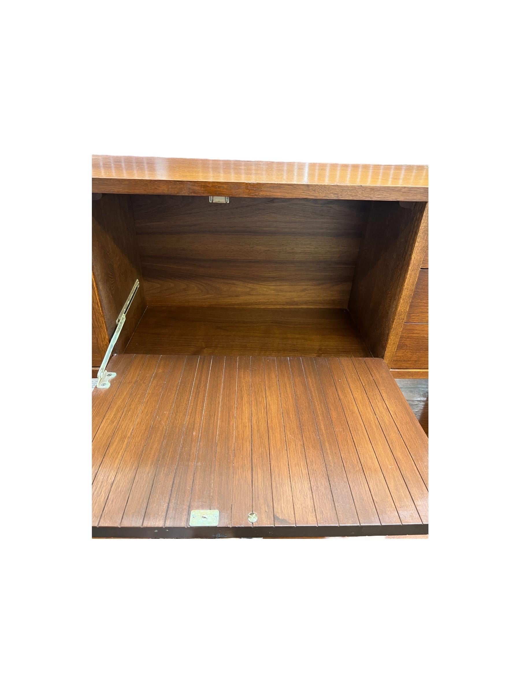 Vintage Mid Century Modern Dresser Dovetailed Drawers Arthur Umanoff 
 In Good Condition For Sale In Seattle, WA