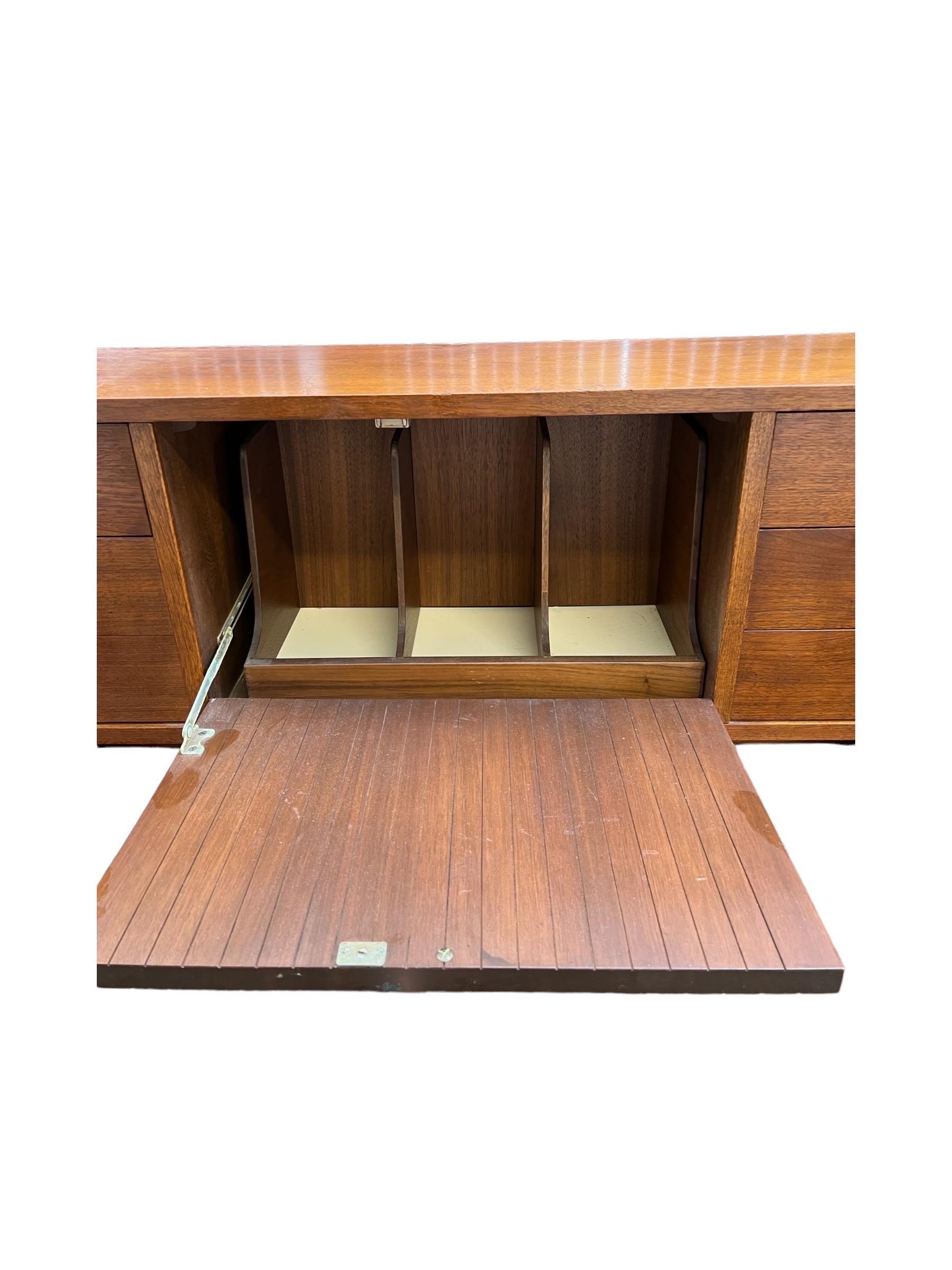 Walnut Vintage Mid Century Modern Dresser Dovetailed Drawers Arthur Umanoff 
 For Sale