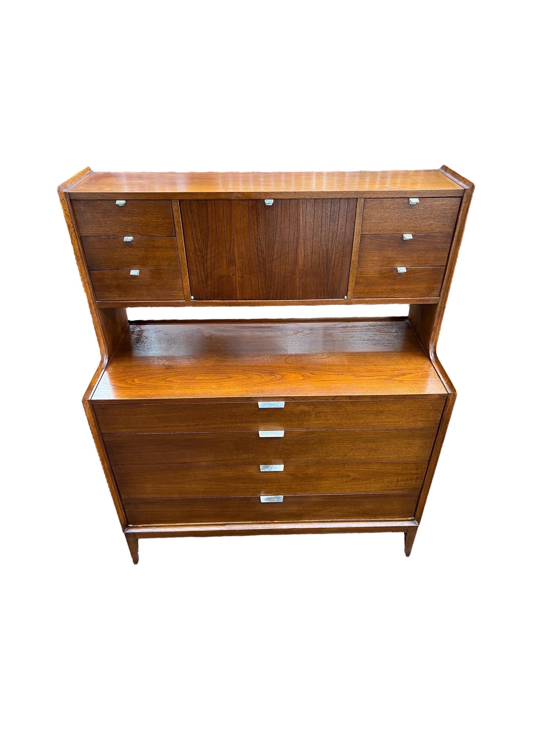 Vintage Mid Century Modern Dresser Dovetailed Drawers Arthur Umanoff 
 For Sale 1