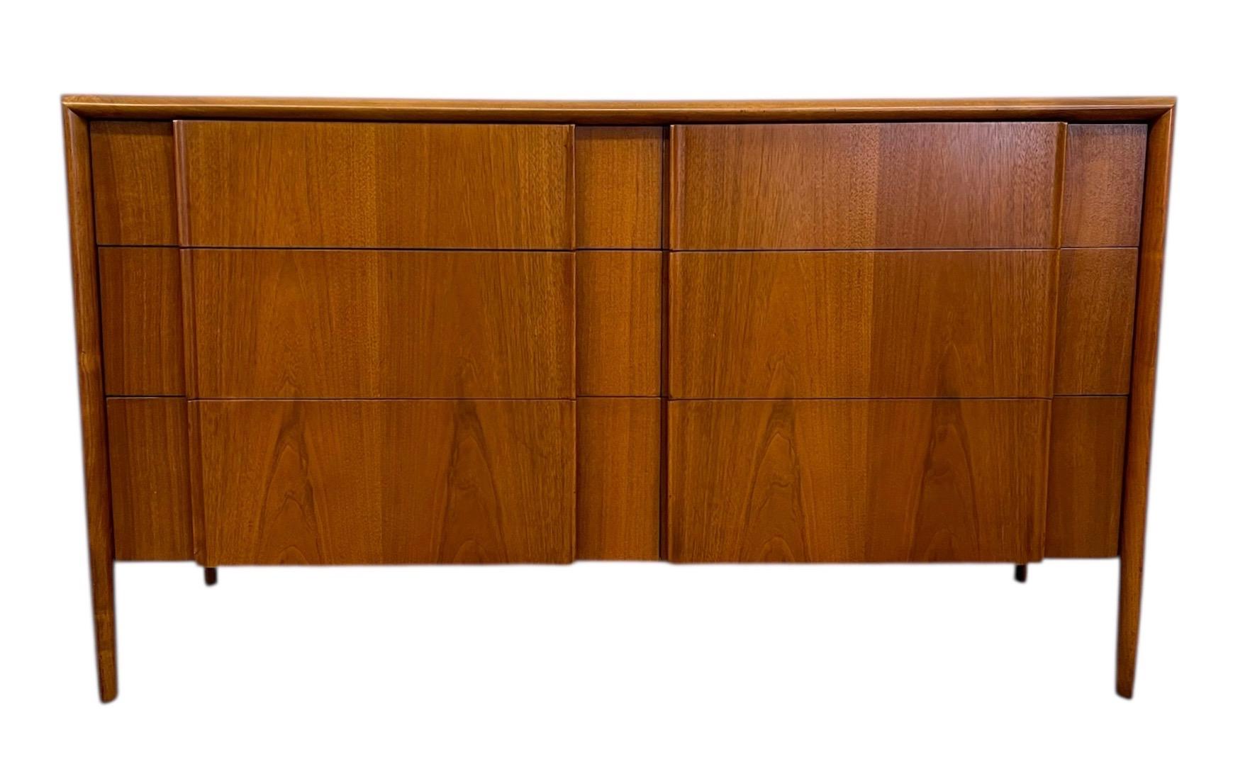 Art Déco Set di cassettiere vintage del Mid Century Modern di Drexel, Collection's Parallele in vendita