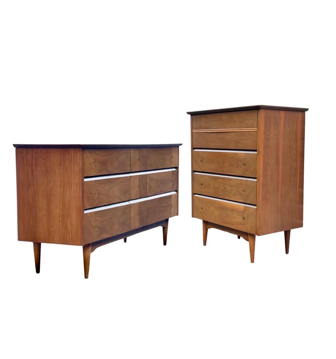 Vintage Mid-Century Modern Dresser Set. Dovetail Drawers In Good Condition In Seattle, WA