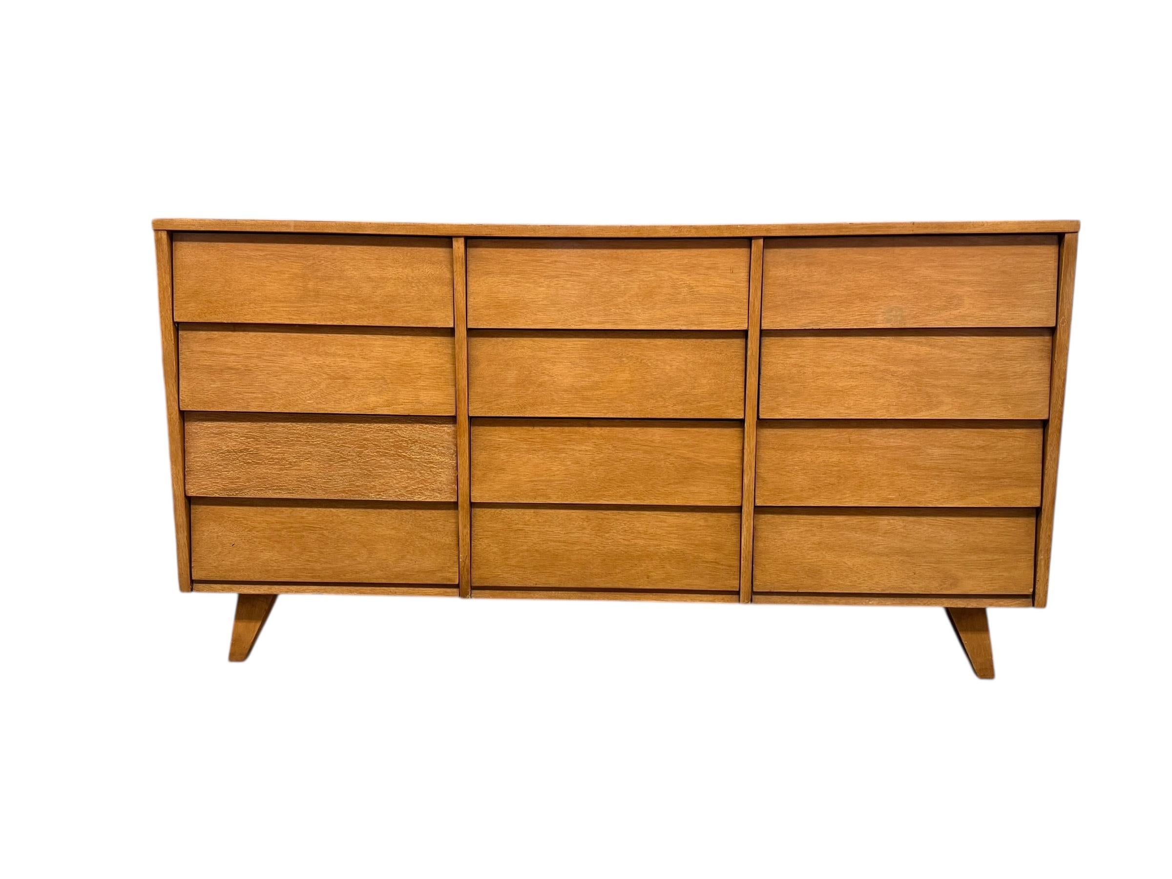 Cómoda Vintage Mid Century Modern Cajones de cola de milano de Kent Coffey Moderno de mediados de siglo en venta