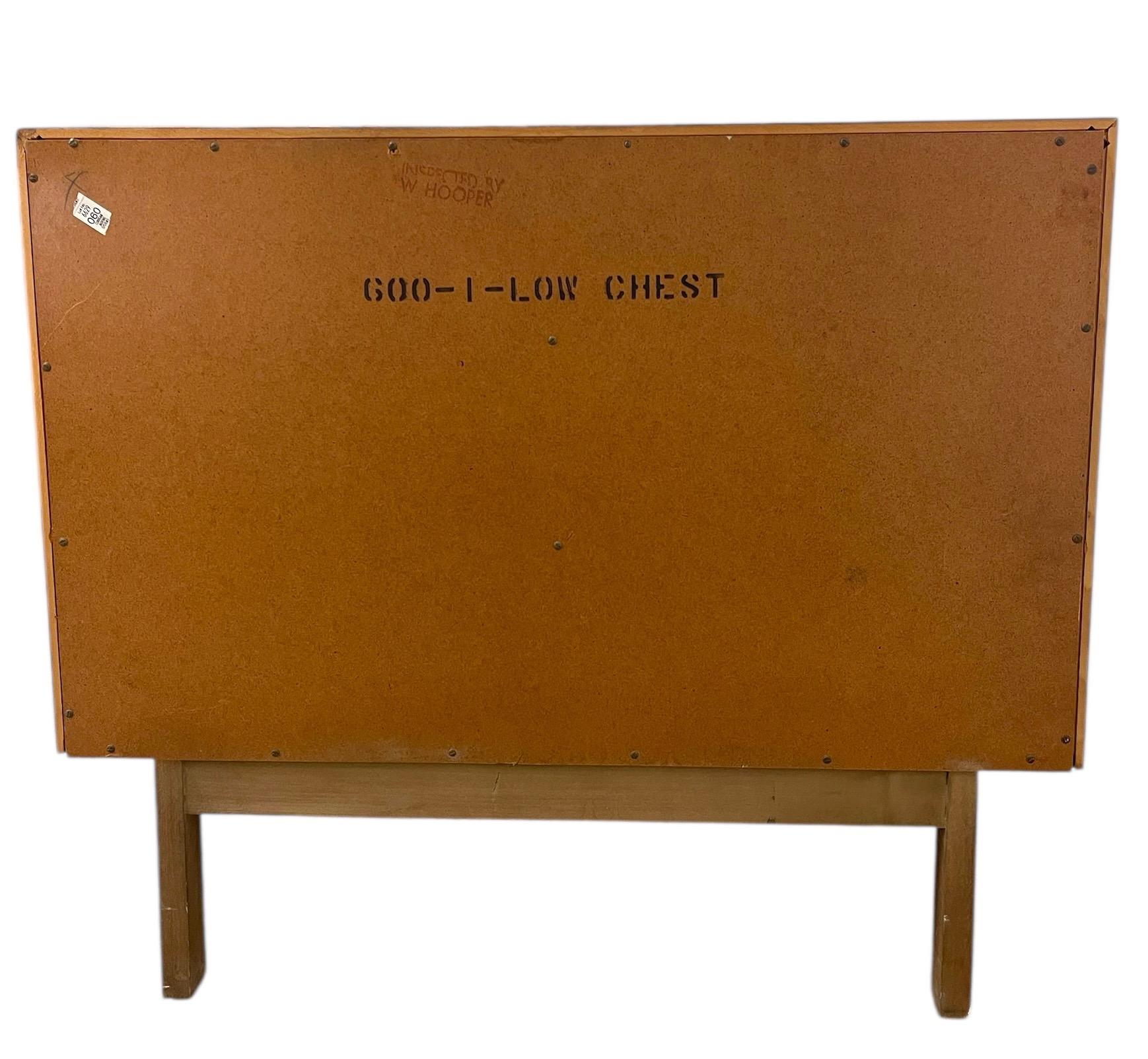 Vintage Mid Century Modern Kommode mit Messing beendet gekappt Holzbeine im Angebot 5