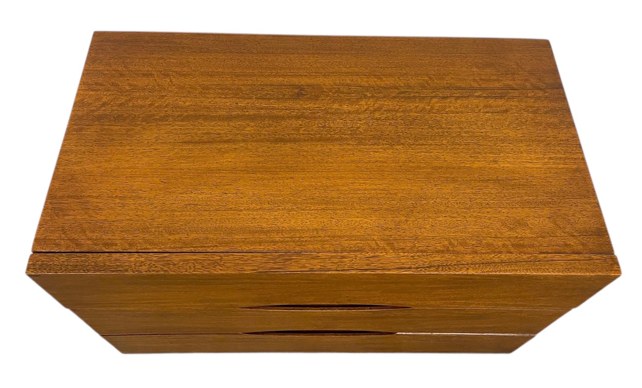 Vintage Mid Century Modern Kommode mit Messing beendet gekappt Holzbeine im Angebot 6