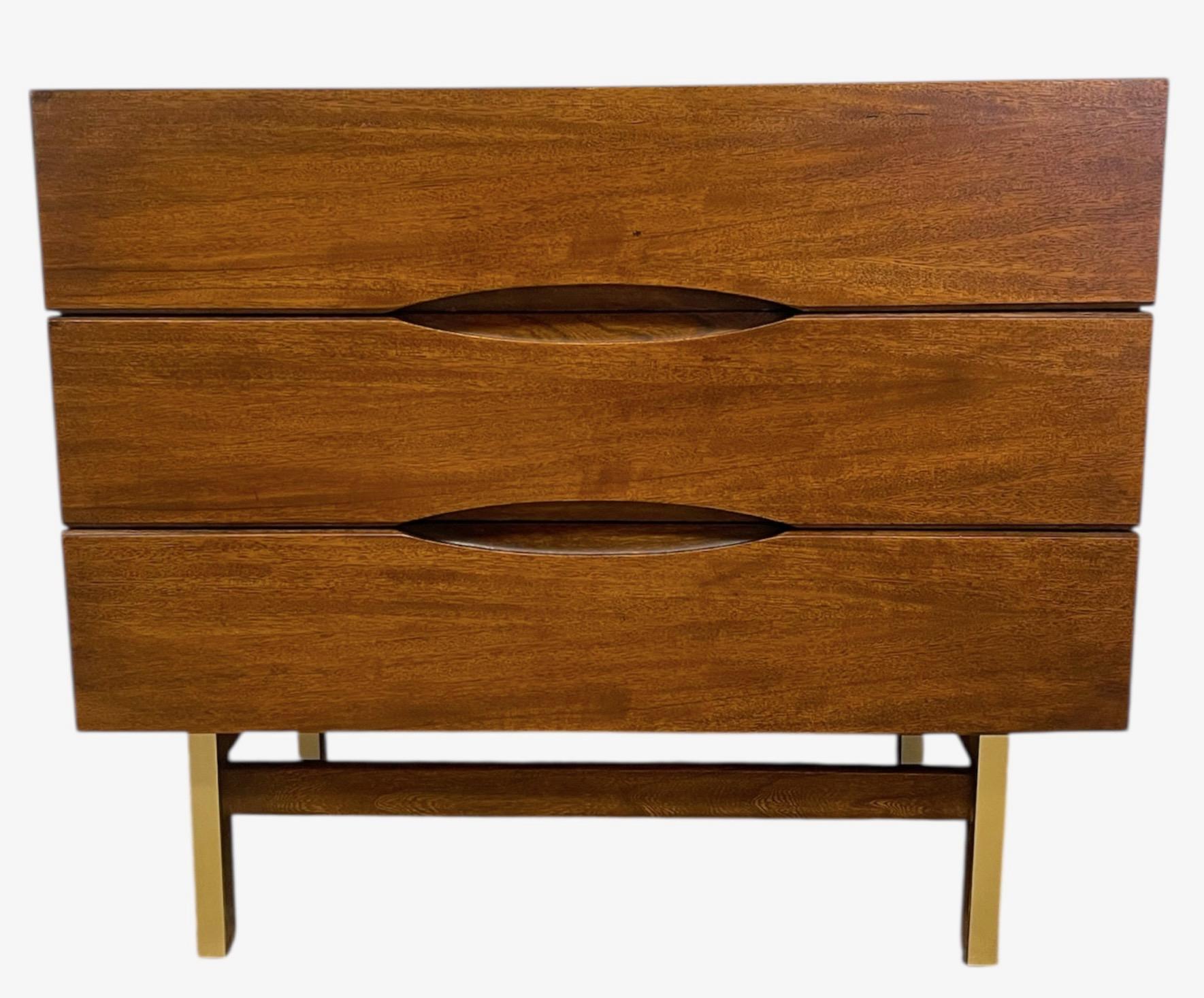 Diese Vintage-Kommode aus der Mitte des Jahrhunderts wurde von American of Martinsville hergestellt, einem Möbelhersteller, der Mitte des 20. Jahrhunderts für sein hochwertiges Design bekannt war. Das Möbelstück zeichnet sich durch klare,