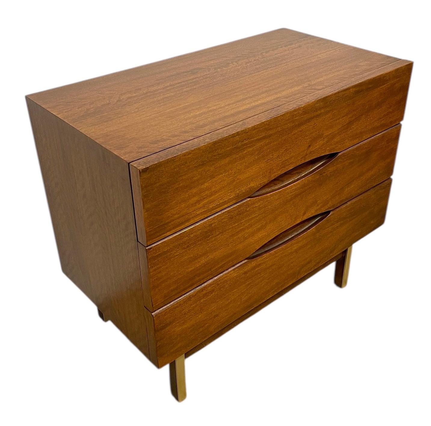 Vintage Mid Century Modern Kommode mit Messing beendet gekappt Holzbeine (Moderne der Mitte des Jahrhunderts) im Angebot