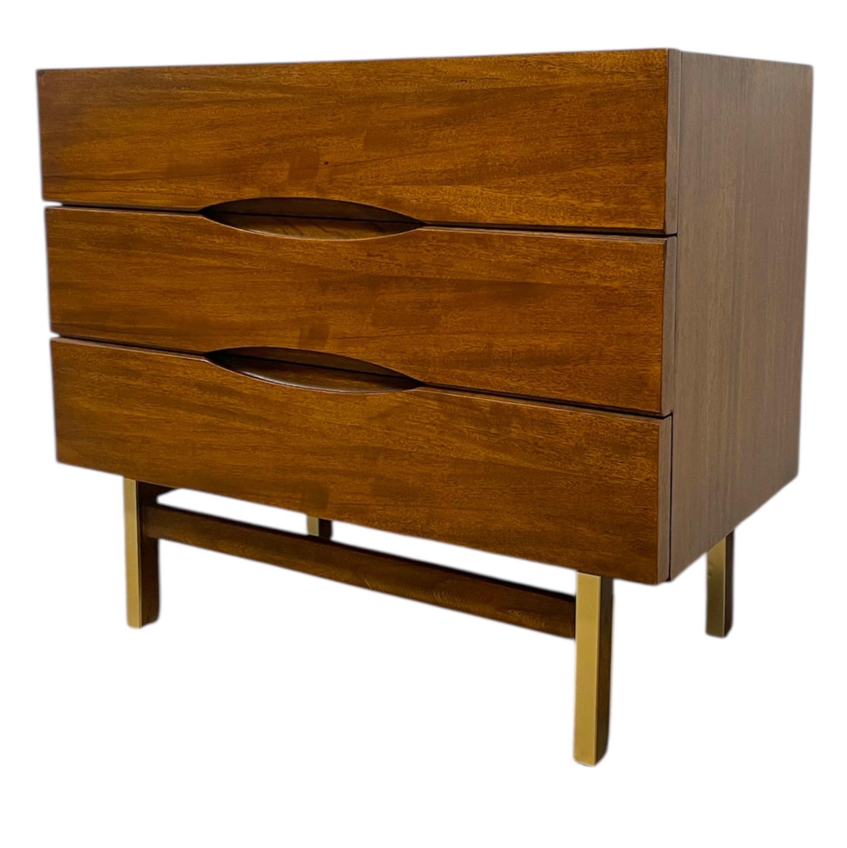 Vintage Mid Century Modern Kommode mit Messing beendet gekappt Holzbeine im Zustand „Gut“ im Angebot in Seattle, WA