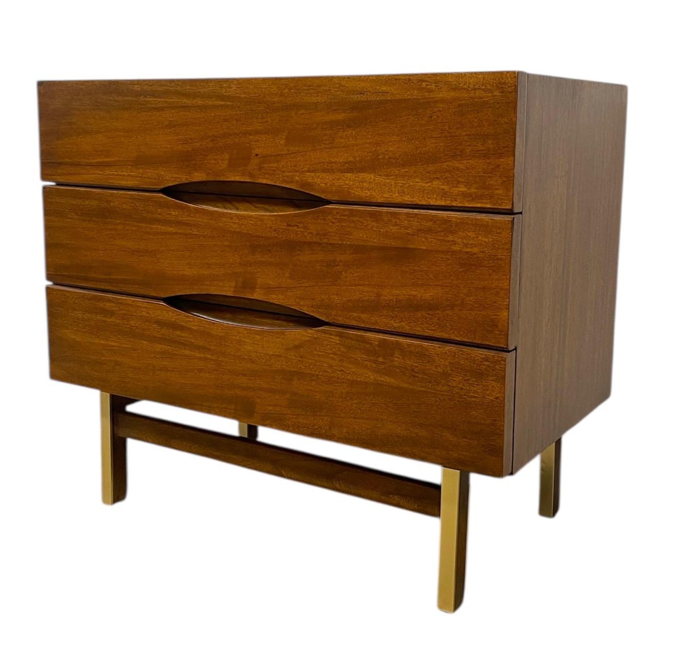 Vintage Mid Century Modern Kommode mit Messing beendet gekappt Holzbeine (20. Jahrhundert) im Angebot