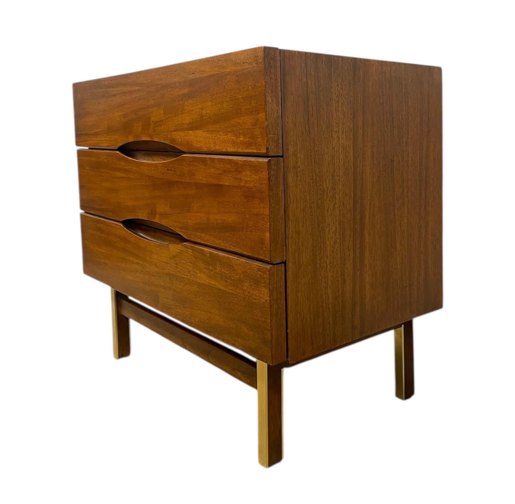 Vintage Mid Century Modern Kommode mit Messing beendet gekappt Holzbeine im Angebot 1