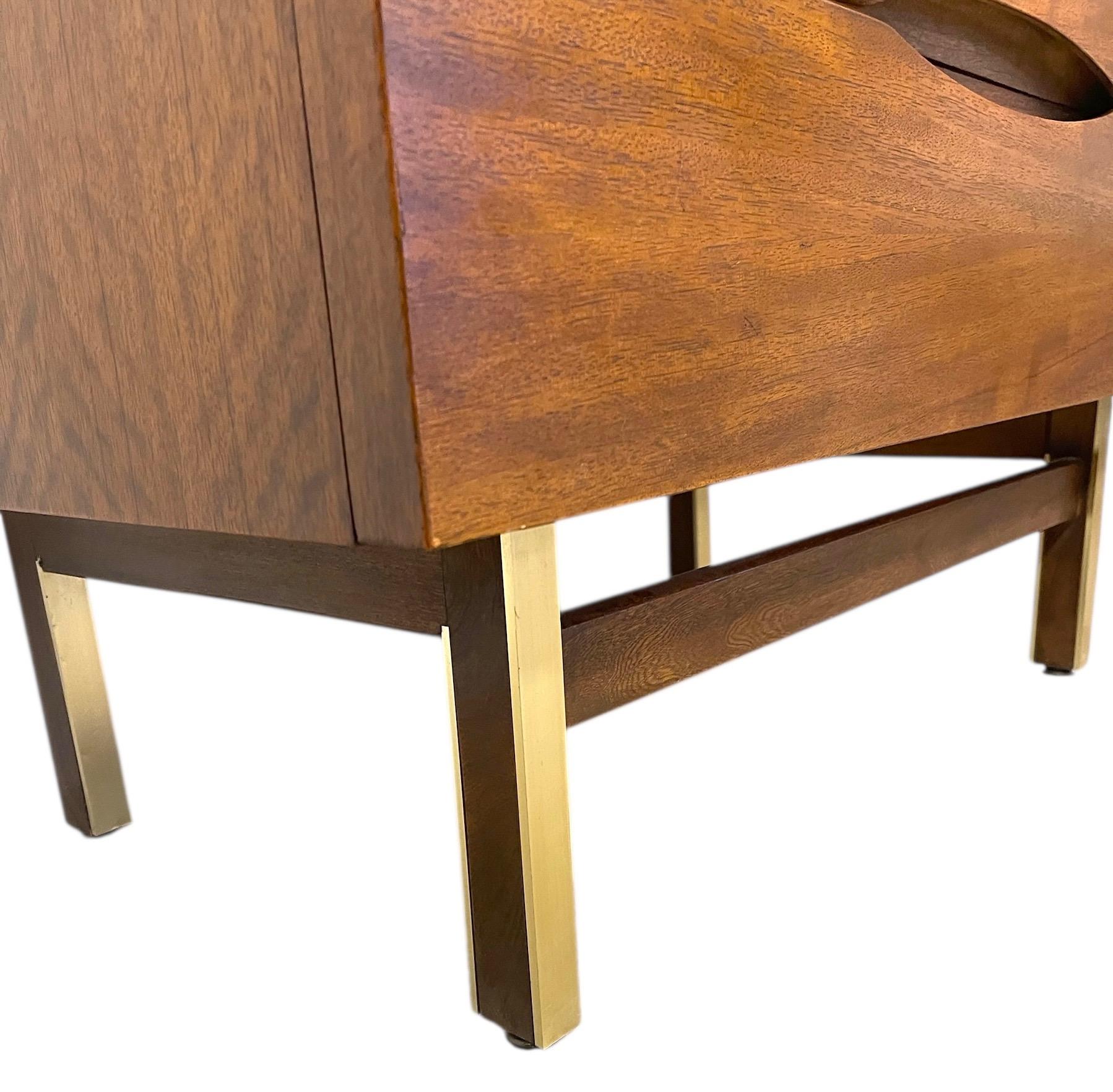 Vintage Mid Century Modern Kommode mit Messing beendet gekappt Holzbeine im Angebot 2