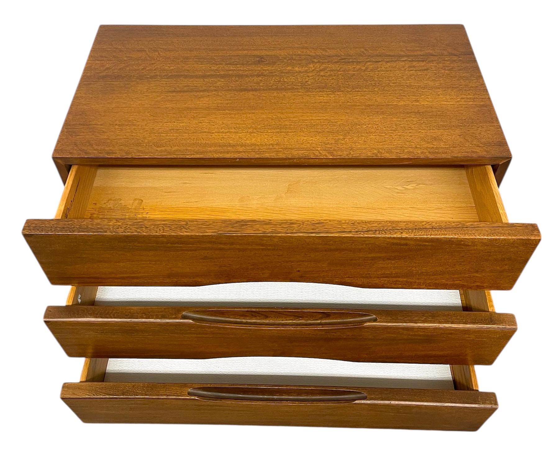 Vintage Mid Century Modern Kommode mit Messing beendet gekappt Holzbeine im Angebot 3