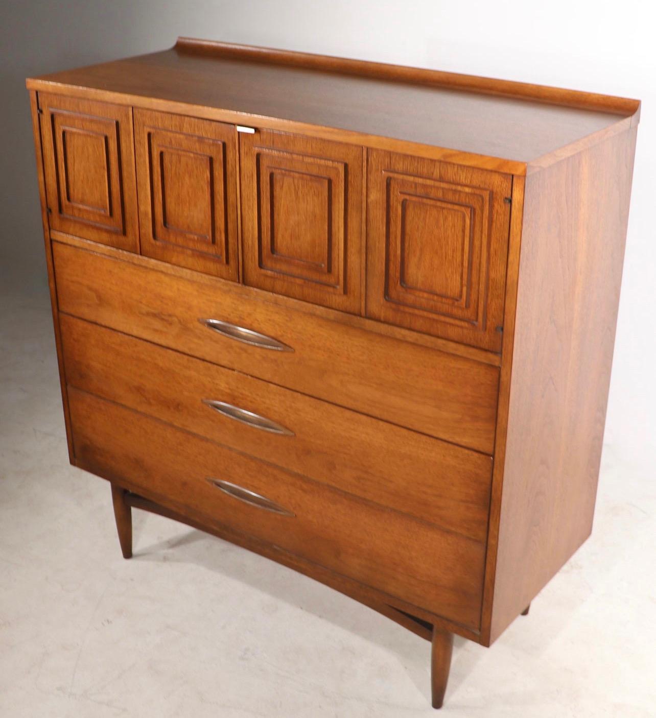 Commode Vintage Mid-Century Modern avec tiroirs à queue d'aronde, armoire de rangement

Dimensions. 42 L ; 43 H ; 17 P.