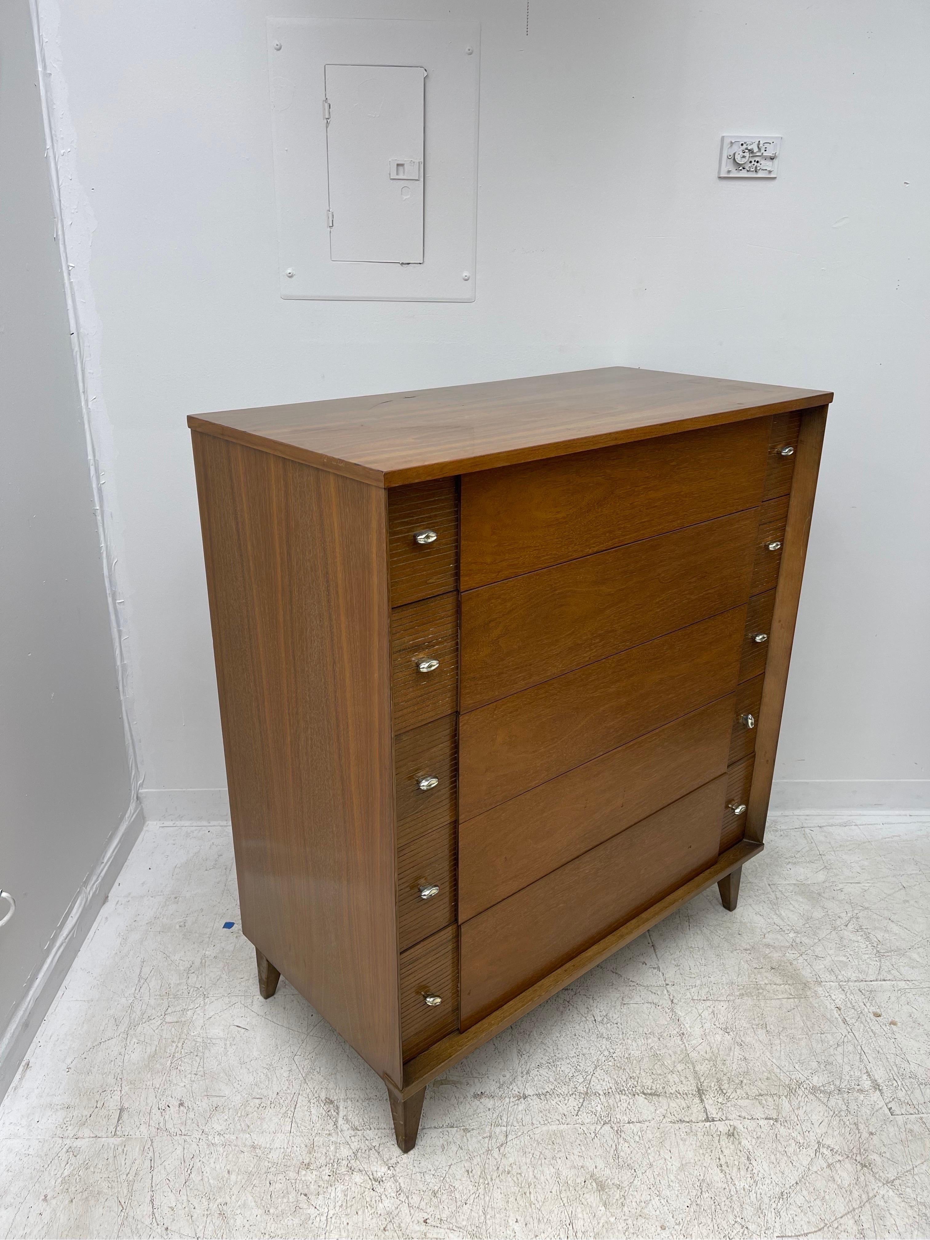 Vintage Mid-Century Modern Dresser with Dovetail Drawers Cabinet Storage In Good Condition In Seattle, WA