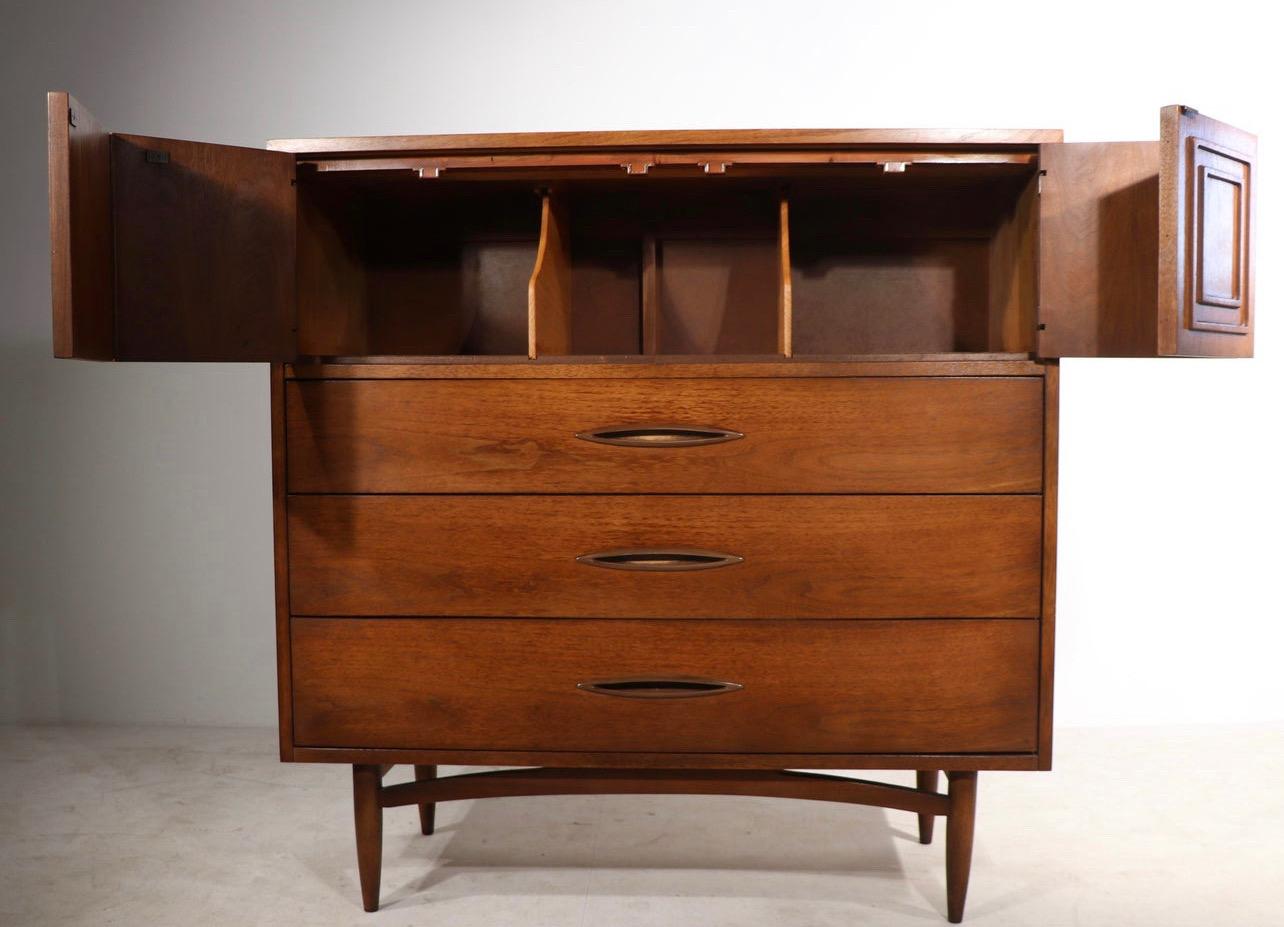 Vintage Mid-Century Modern Dresser With Dovetail Drawers Cabinet Storage In Good Condition For Sale In Seattle, WA