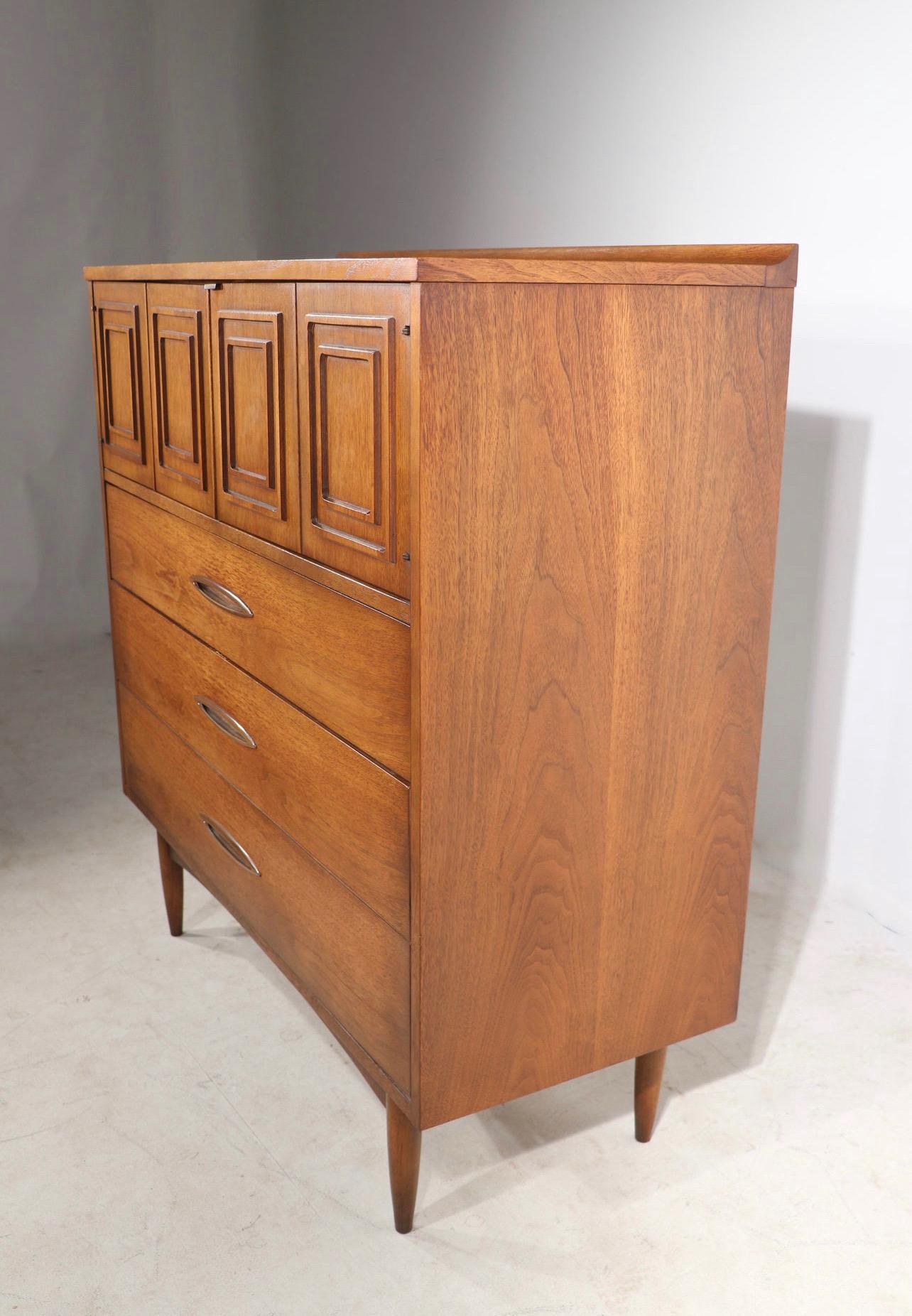 Fin du 20e siècle Vintage Mid-Century Modern Dresser With Dovetail Drawers Cabinet Storage en vente